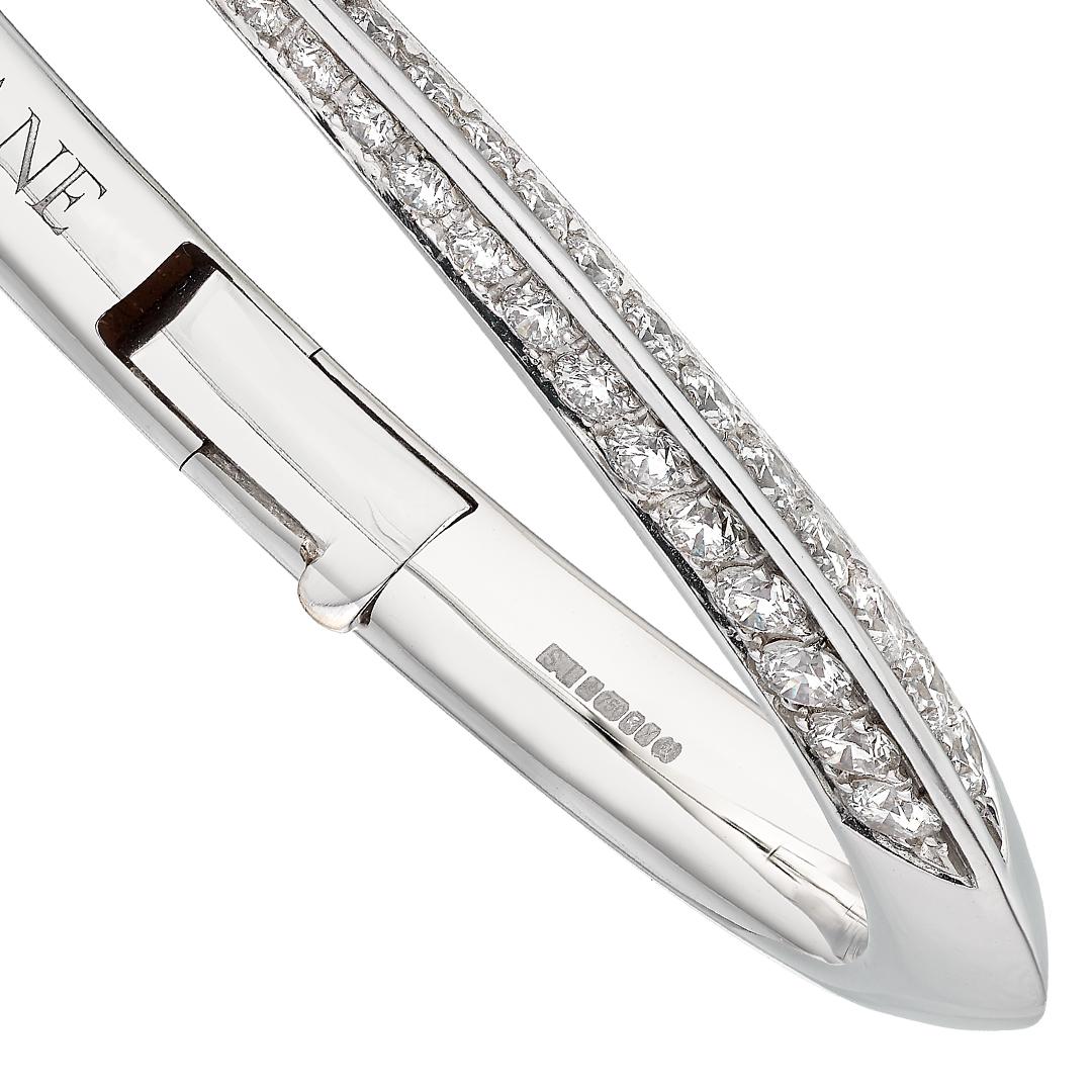 Taille brillant Bracelet jonc fin et mince sabre en or blanc 18 carats et diamants de 1,93 carat en vente