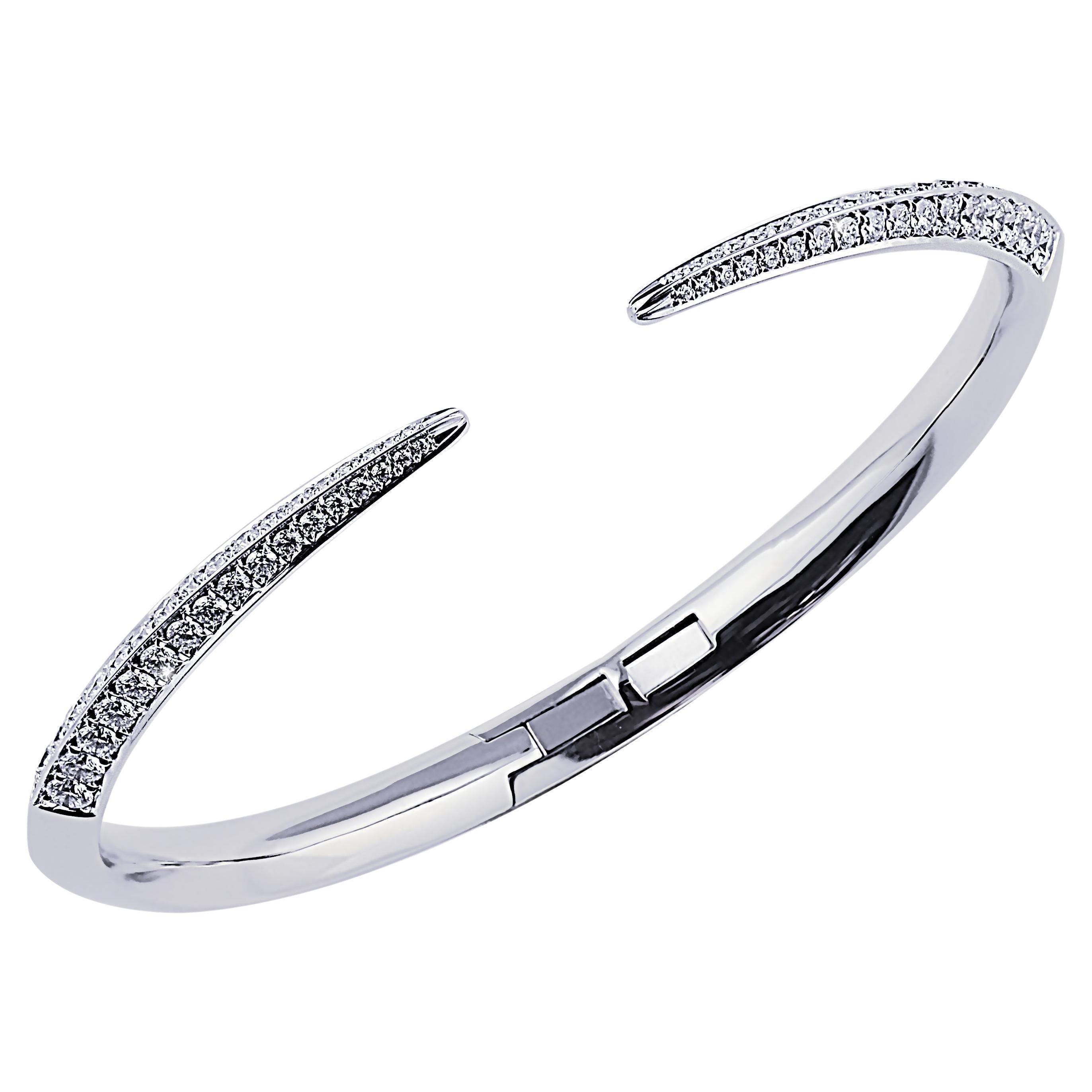 Bracelet jonc fin et mince sabre en or blanc 18 carats et diamants de 1,93 carat en vente