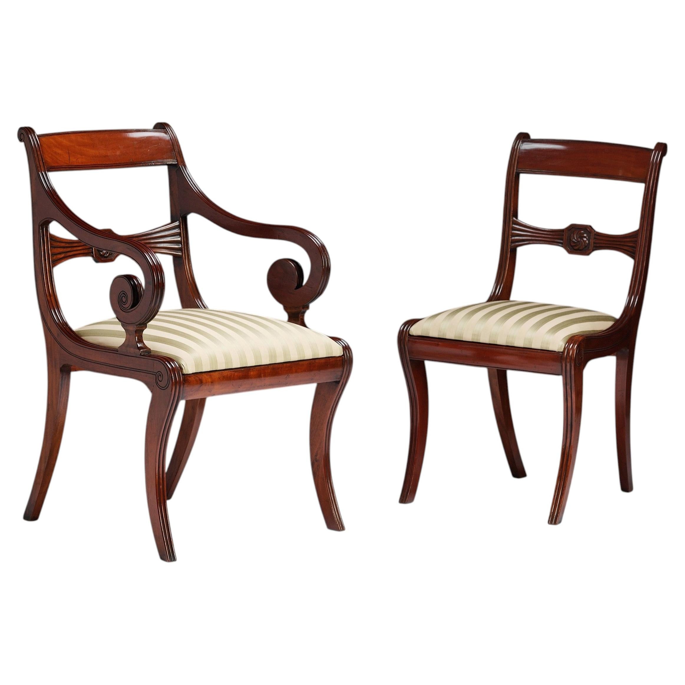 Chaise de salle à manger à pattes de sabre en vente