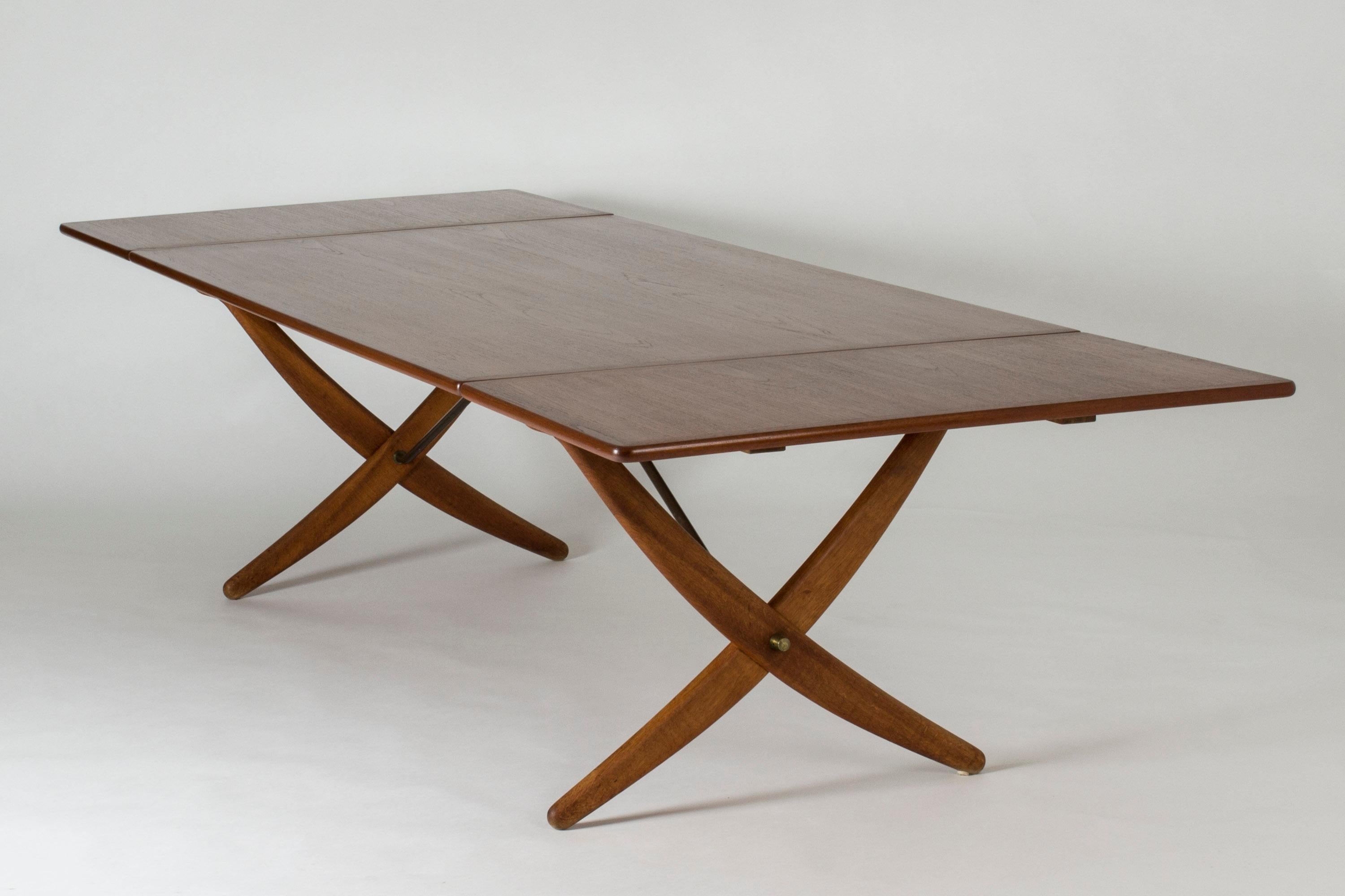 Stunning “Sabre leg” dining table by Hans J. Wegner with teak table top and beech legs. Excellent construction with brass extenders holding up the drop leaves steadily. The brass extenders form a beautiful addition to the design.

Width when