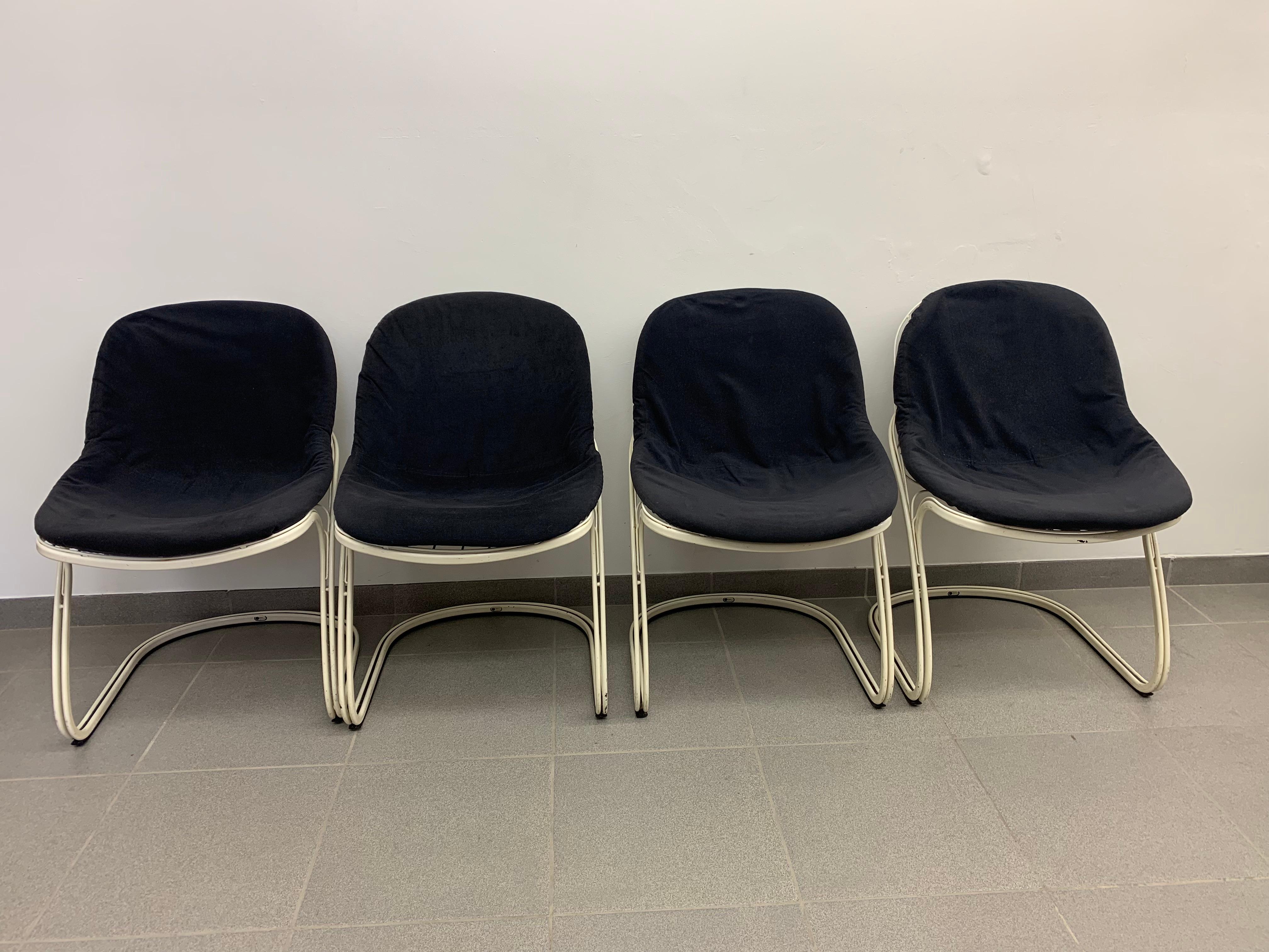 Chaises Sabrina par Gastone Rinaldi pour Thema, 1970. Ces chaises de salle à manger du milieu du siècle sont très confortables grâce à leur revêtement noir et à leur piétement luge. MATERIAL : métal blanc et tissu noir. Dimensions : h X l X p = 82 X