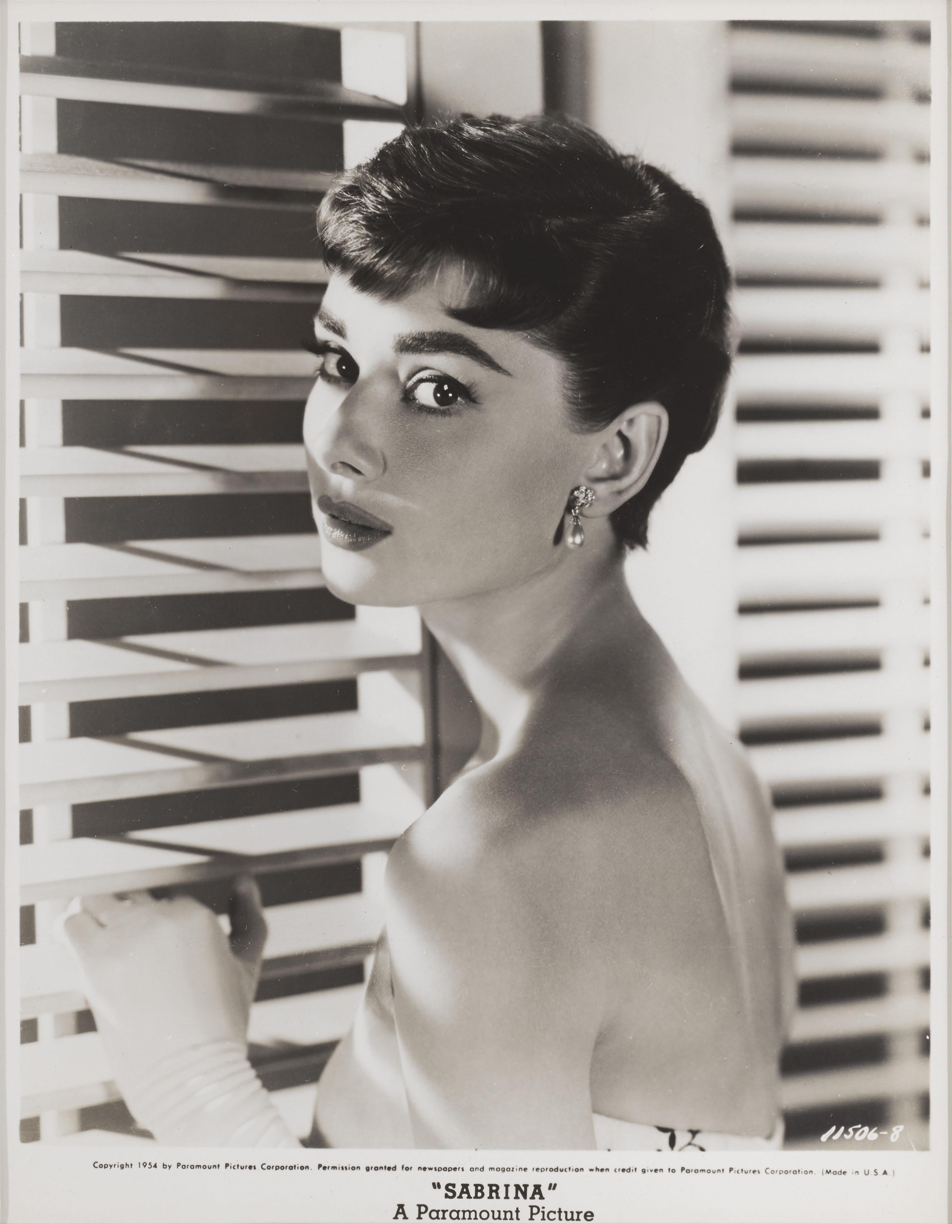 Original-Fotostandbild für Sabrina 1954.
Dieser Film mit Audrey Hepburn, William Holden und Humphrey Bogart in den Hauptrollen wurde von Billy Wilder inszeniert.
Dieses Werk ist in einem Sapele-Holzrahmen mit säurefreien Passepartouts und