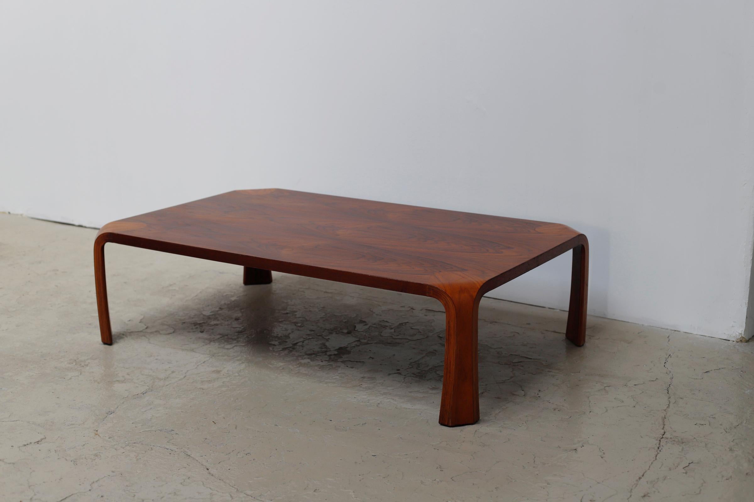 Coffee table designed by Saburo Inui for Tendo Mokko in 1959.
Manufactured in 1960.
Bent plywood.