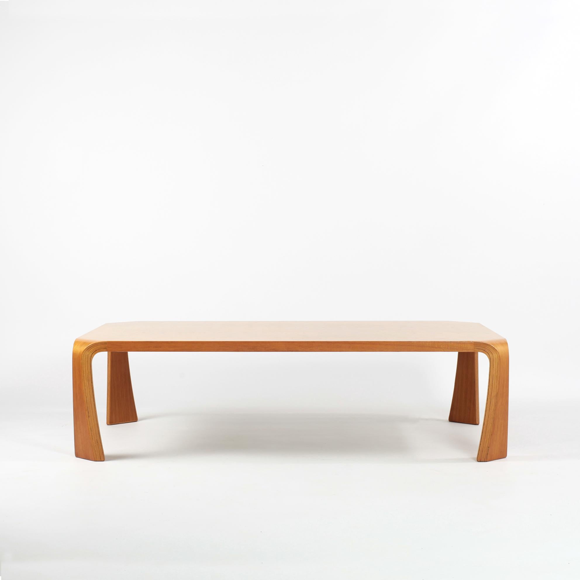 Stunning Mid-Century Modern coffee table by Saburo Inui for Tendo Mokko from Japan 1960s.
Laminated, curved and richly grained wood.
This low table is particularly stylish and catches the eye thanks to the unique curved design of the legs.
The