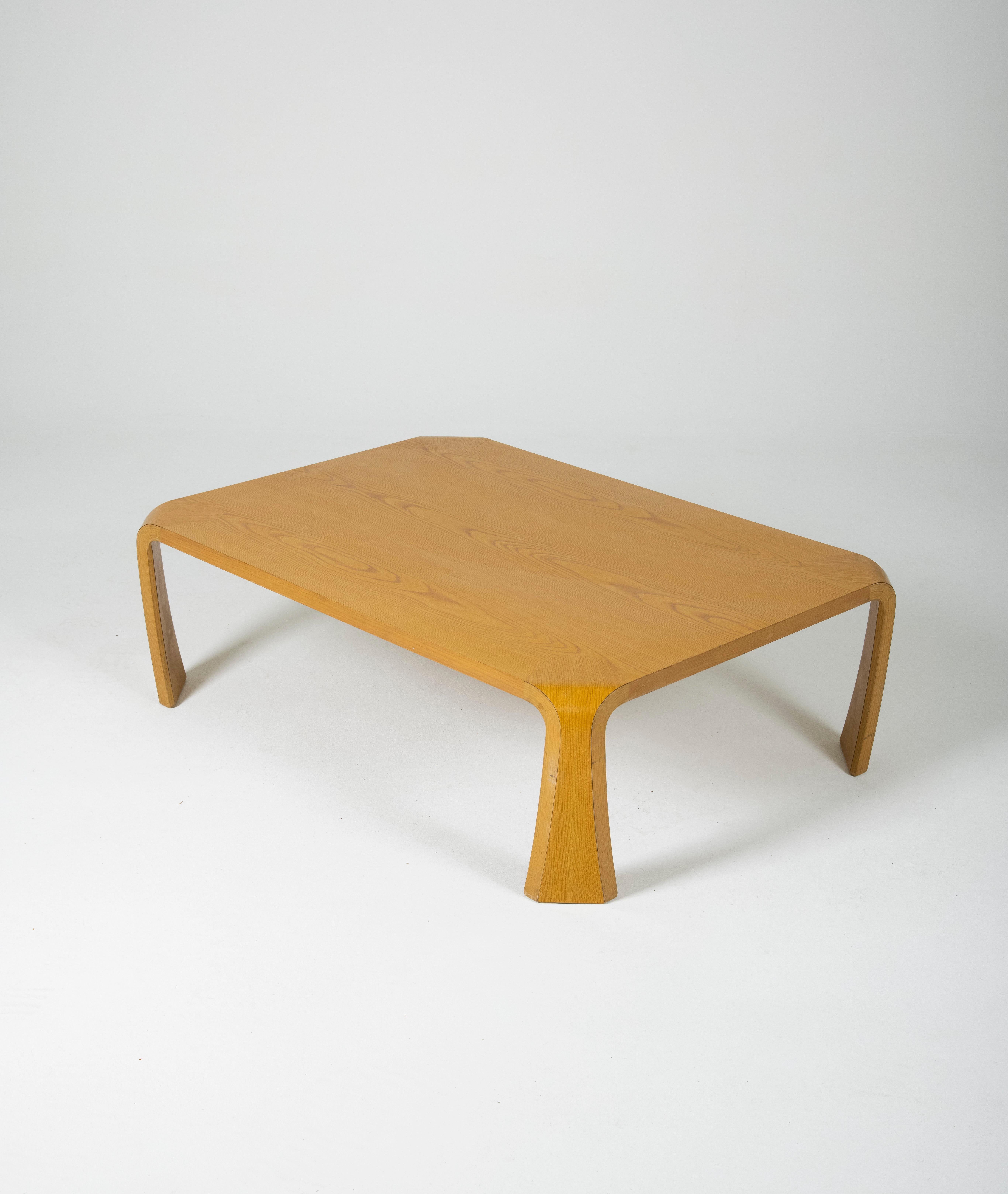 Table basse Saburo Inui pour Tendo Mokko au Japon dans les années 1960. Plateau rectangulaire en bois mélaminé et pieds galbés. Bon état vintage.
LP597-598