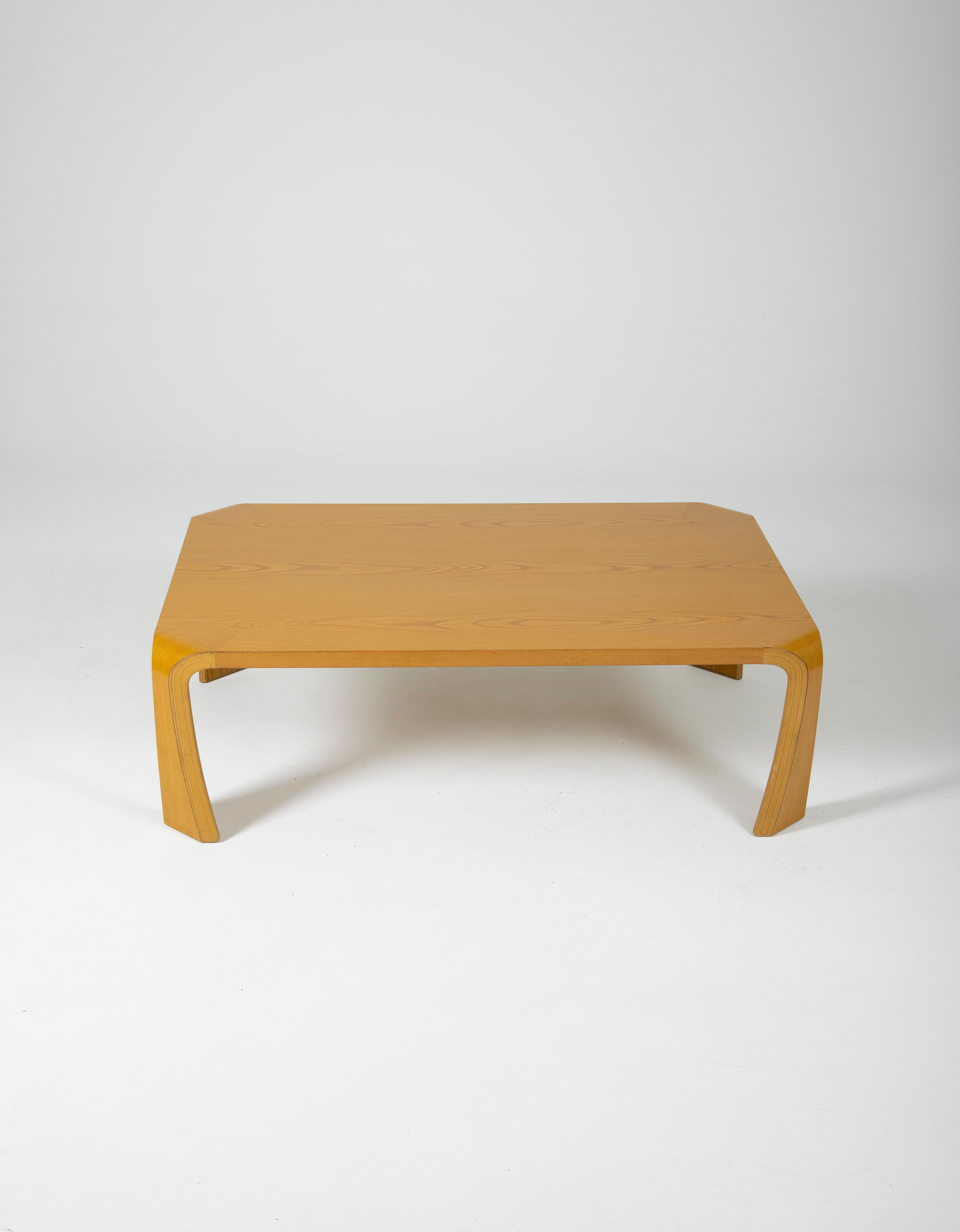Saburo Inui wooden coffee table In Good Condition For Sale In PARIS, FR