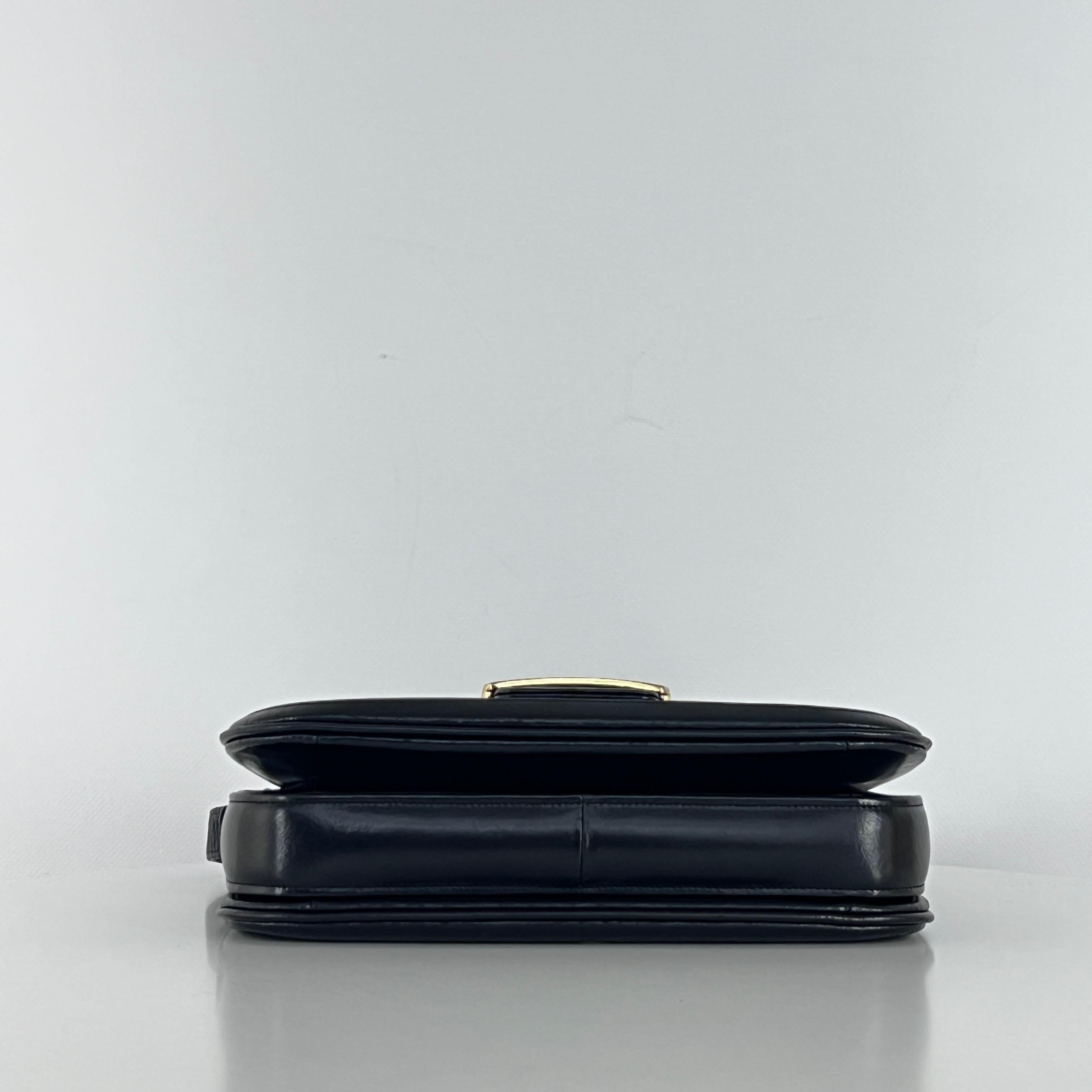 Magnifique sac à main CELINE modèle Triomphe  in pelle di colore nero, con una decorazione dorata.
La borsa è dotata di un fermoir à rabat.
L'interno è composto da tre scomparti principali e da una poche plaquée zipée.
La borsa può essere portata a