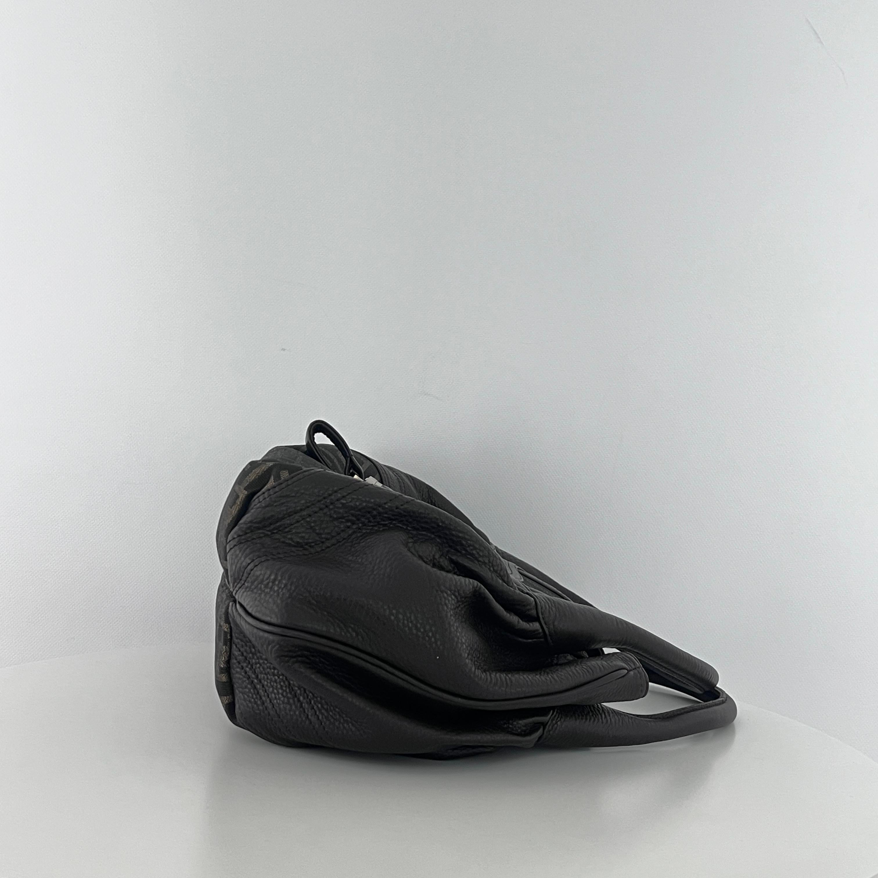 Magnifique sac à main FENDI modèle Spy  en toile et cuir de couleur marron, souligné par une garniture doré.
Le sac est doté d'un fermoir à rabat.
L'intérieur se compose d'un compartiment principal.
Le sac peut se porter à la main et à l'épaule. 
Il