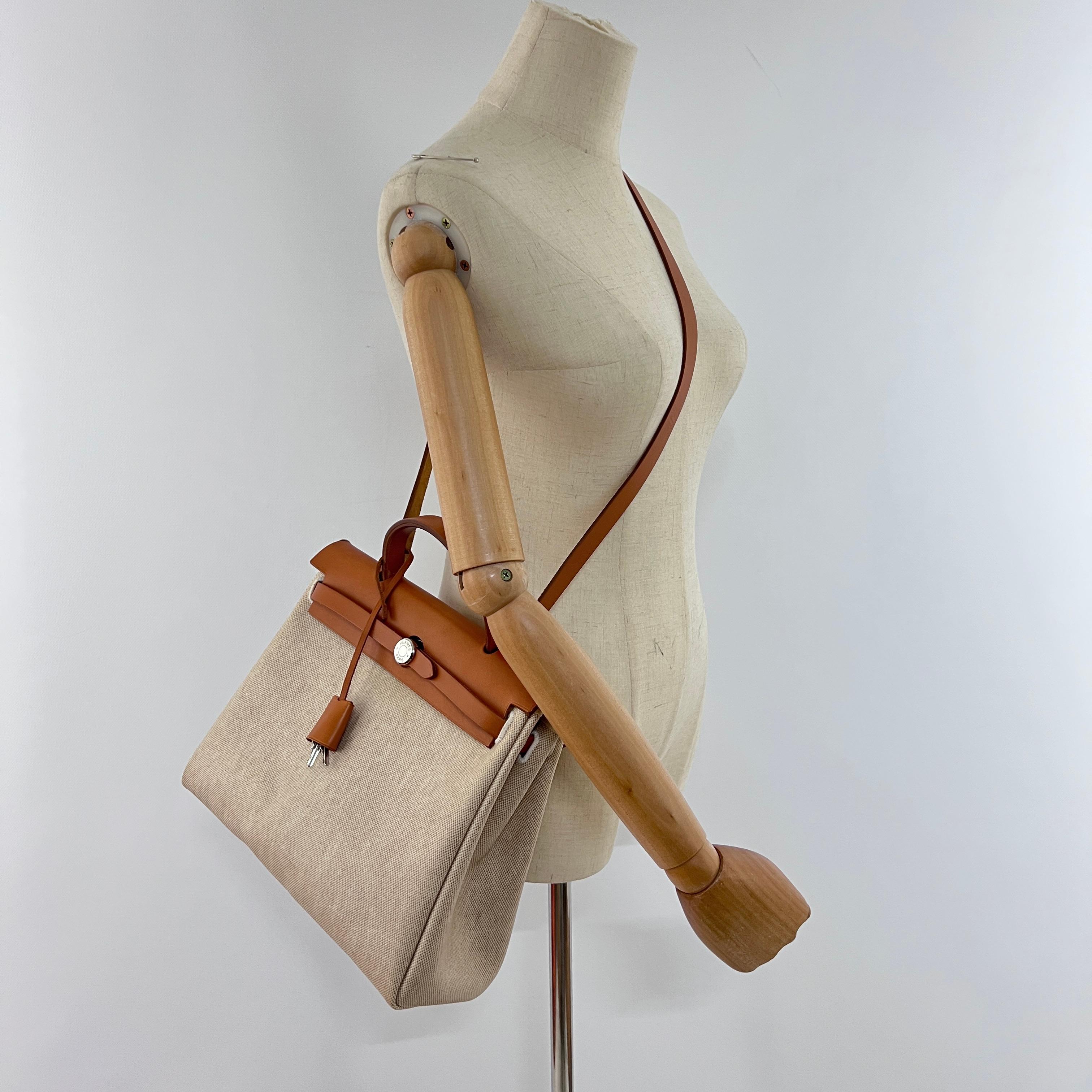 Magnifique sac à main Hermès modèle Herbag 31  en toile et cuir de couleur marron, souligné par une garniture doré.
La borsa è dotata di un fermoir con chiusura a scatto. Codice di data carré E, anno di produzione 2001 in Francia.
È composto da due