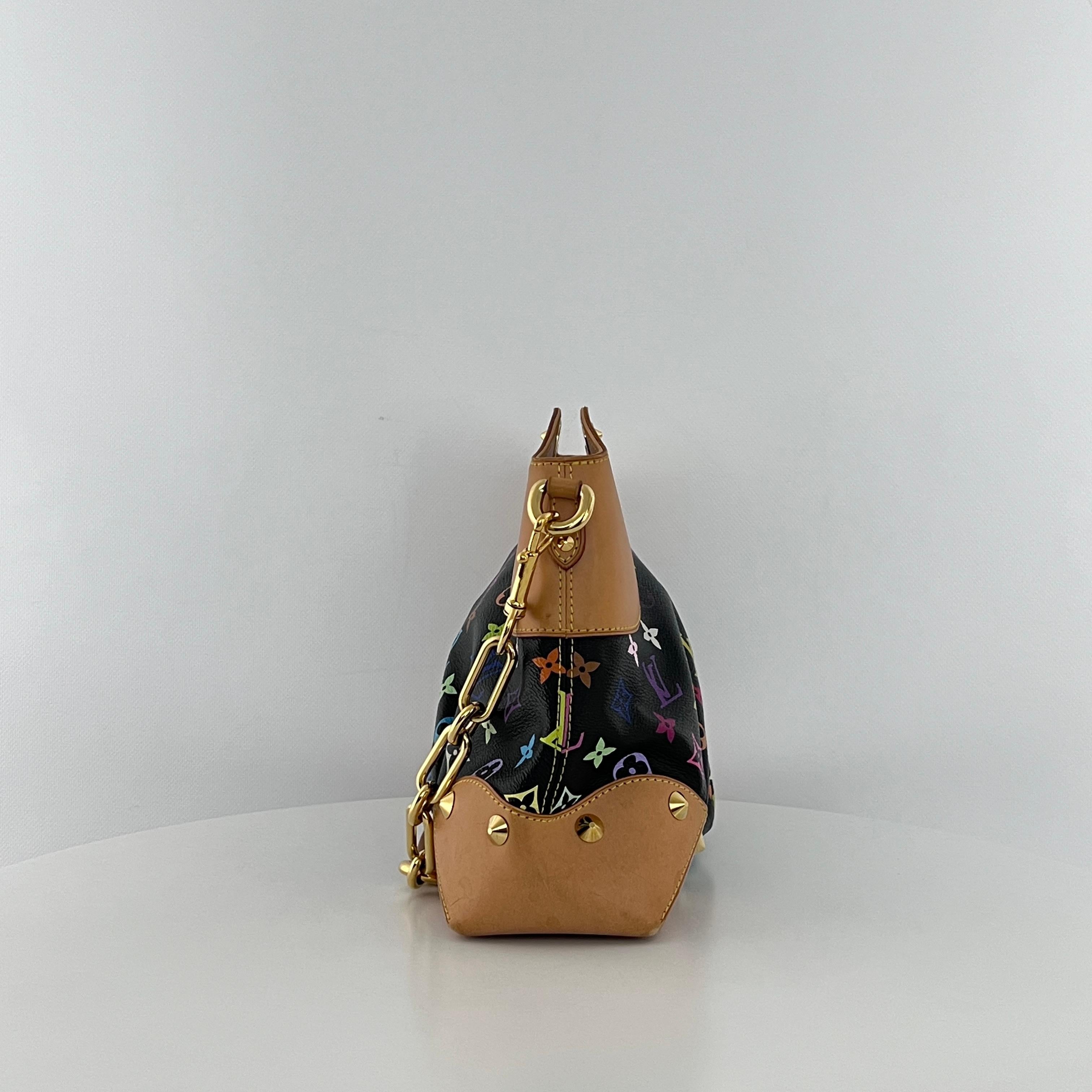 Wunderschöne Haupttasche von LOUIS VUITTON, Modell Judy Murakami, aus Stoff und Leder in der Farbe Marron, verziert mit einer Verzierung.
Der Beutel ist mit einem Druckverschluss versehen.
Das Innere besteht aus einem Hauptfach und einer