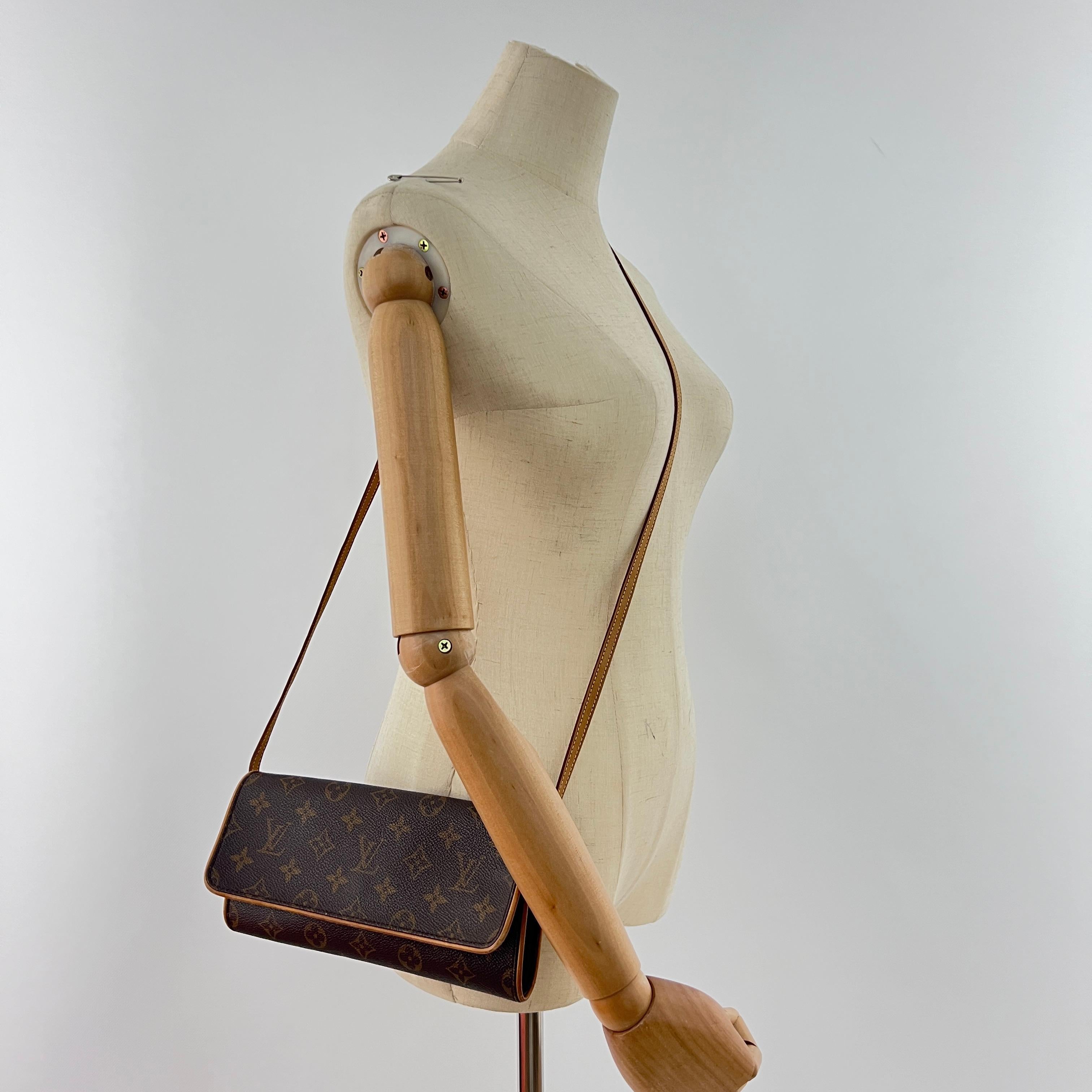 Magnifique sac à main LOUIS VUITTON modèle Twin PM en toile et cuir de couleur marron, souligné par une garniture doré.
Le sac est doté d'un fermoir pression.
L’intérieur se compose d'un compartiment principal et d’une poche plaquée.
Le sac peut se