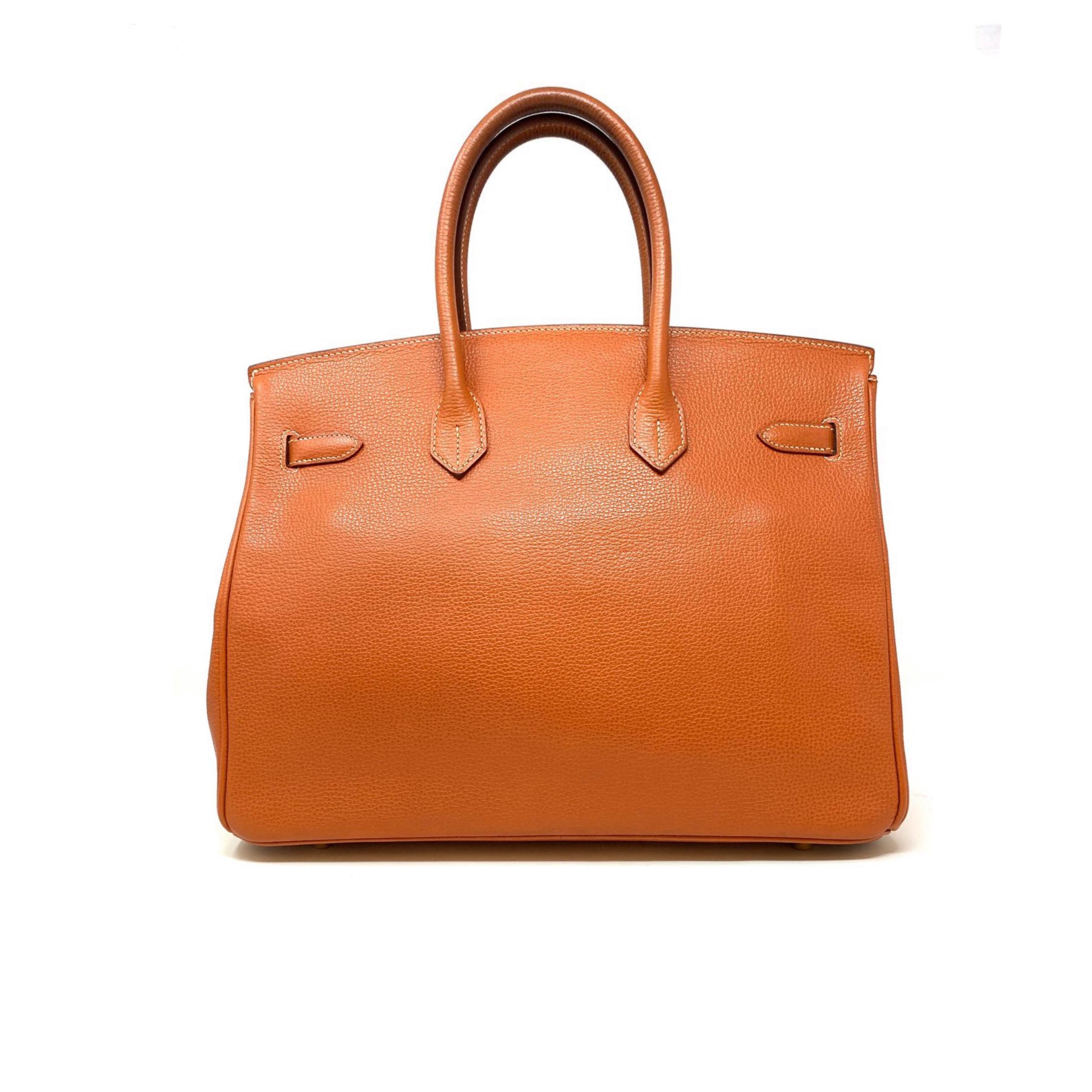 Classic Hermès Sac Birkin bag 35, Veau Epsom Gold Hdw Gold
Is in good condition with small signs of wear inside suede pocket and zip pocket
Year 2007 J in the square
Keylock padlock included. Dut-bag