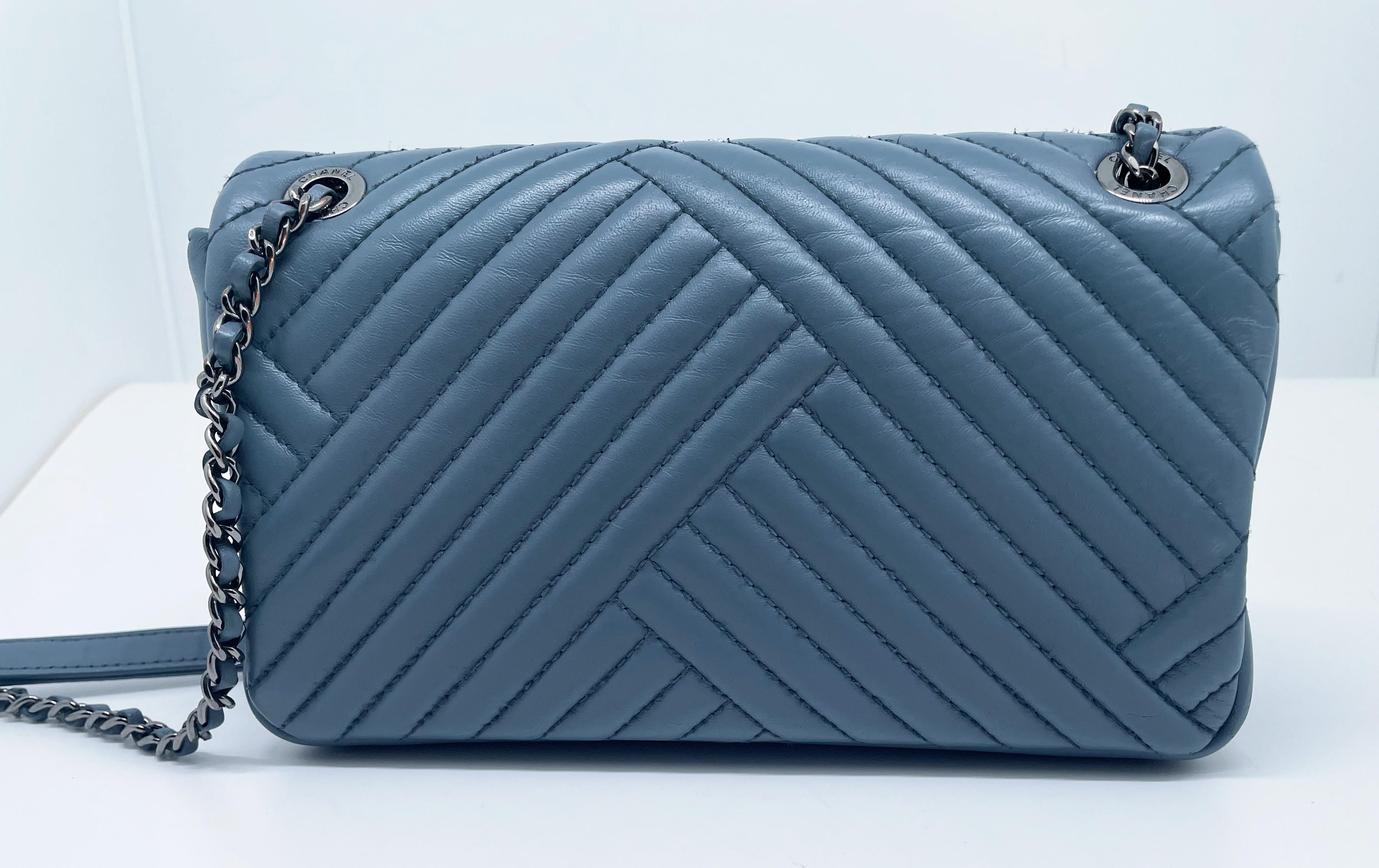 Sac Chanel ClassIque Timeless chevron bleu In Excellent Condition In CANNES, FR