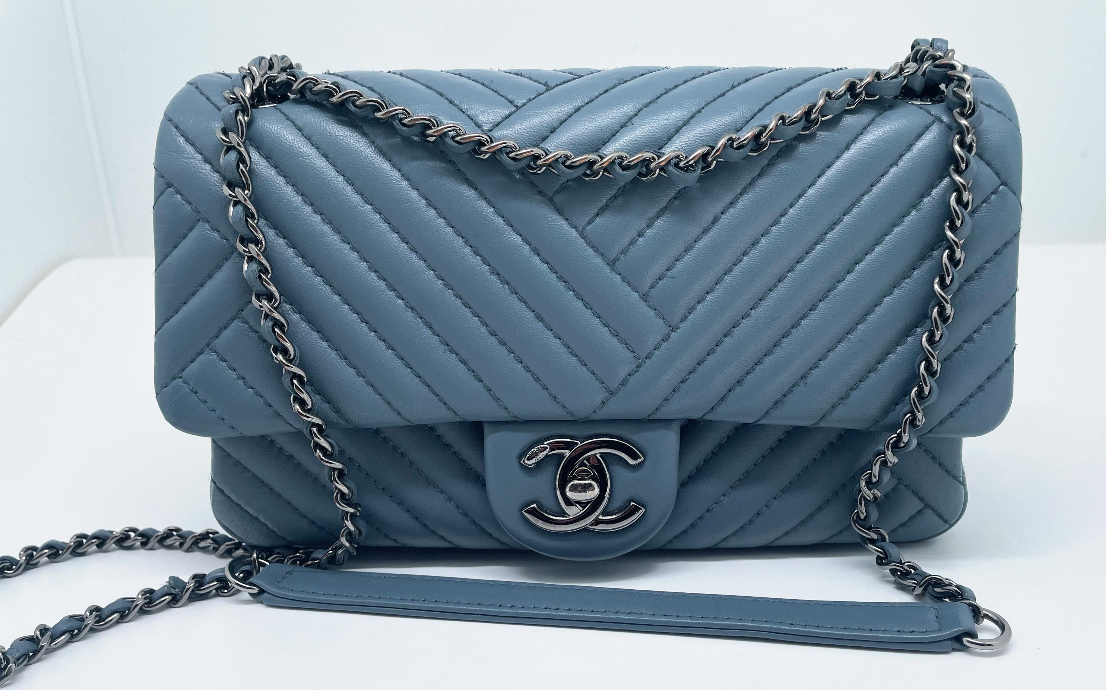 Women's or Men's Sac Chanel ClassIque Timeless chevron bleu