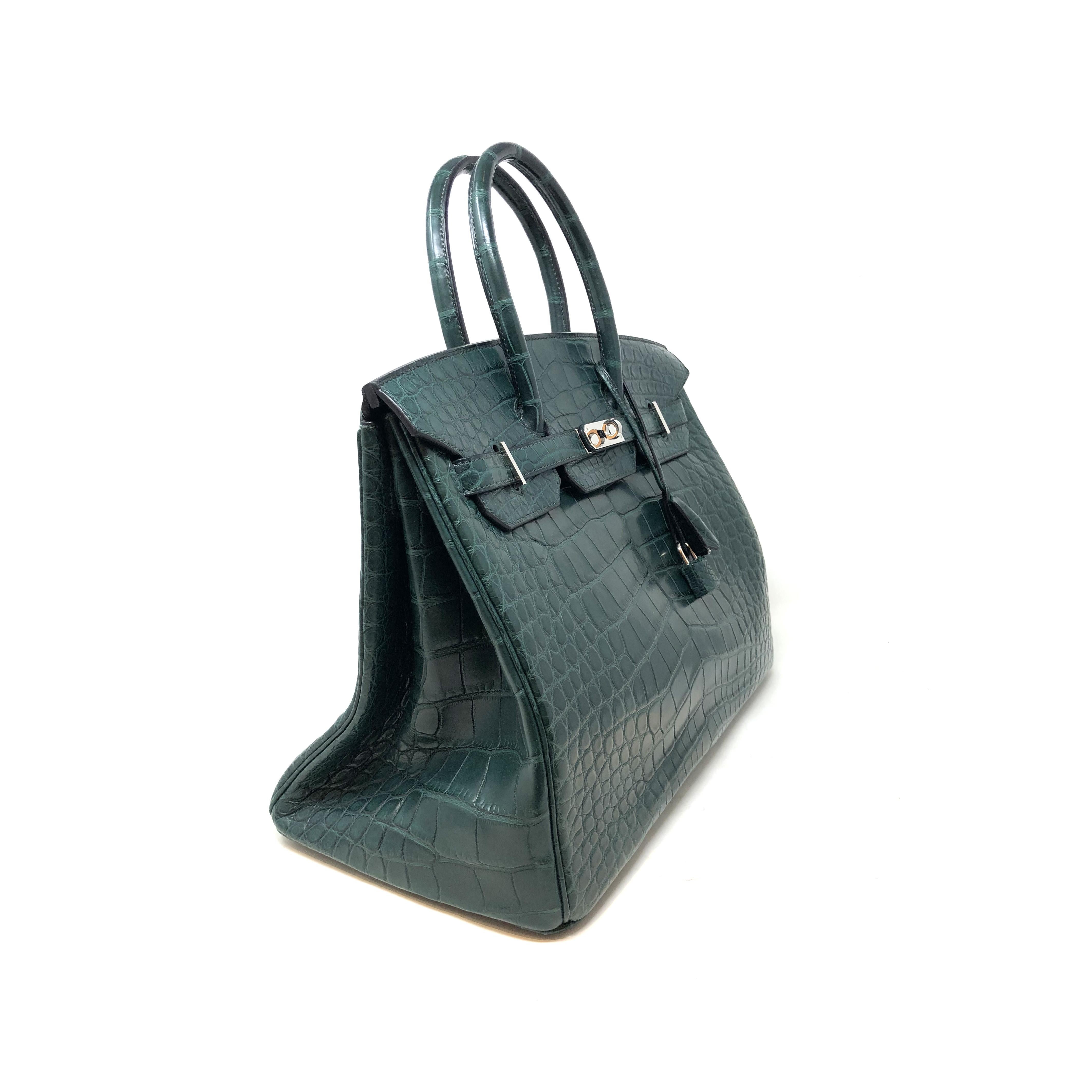 Hermès Paris 
Sac Birkin 35 
In coccodrillo Niloticus Vert foncé mate  Hdw Silver 
Clochette lucchetto e Chiavi. 
Anno di produzione 2014  
Ottime condizioni  
Dust-bag 