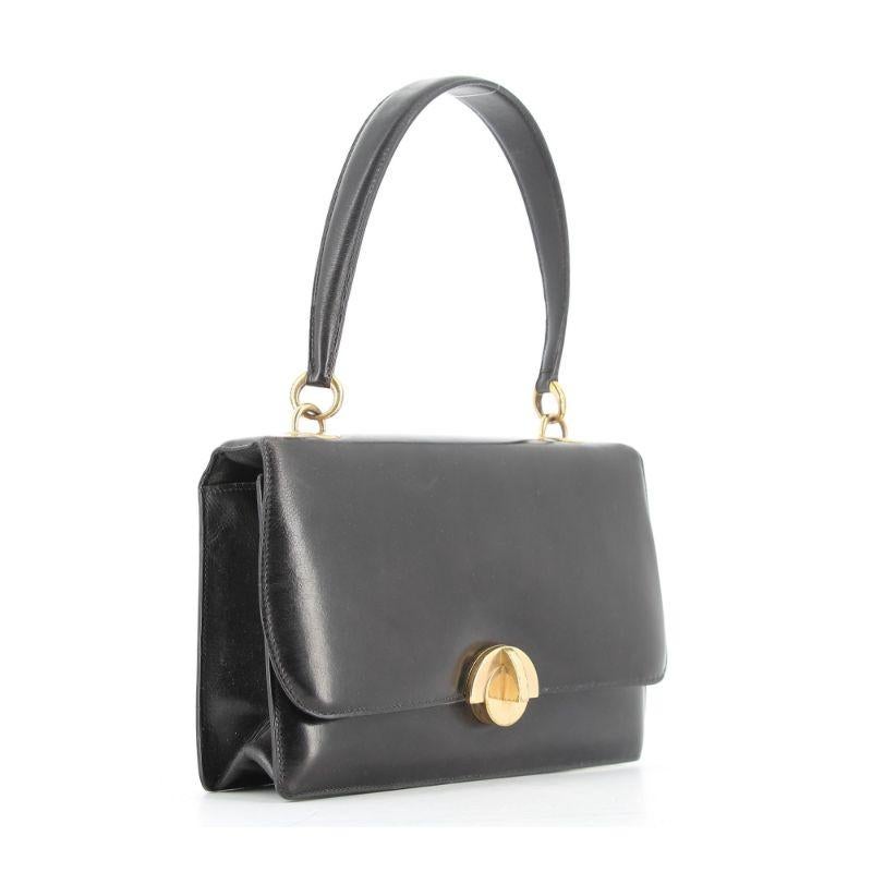 Herès Demi Lune 1950er Jahre

Guter Zustand, einige Gebrauchsspuren, Kratzer auf der Rückseite der Tasche und auf der Hardware, aufgrund des Alters der Tasche.
Schwarzes Kalbsboxleder, gleiches Innenfutter, goldfarbene Beschläge und eine