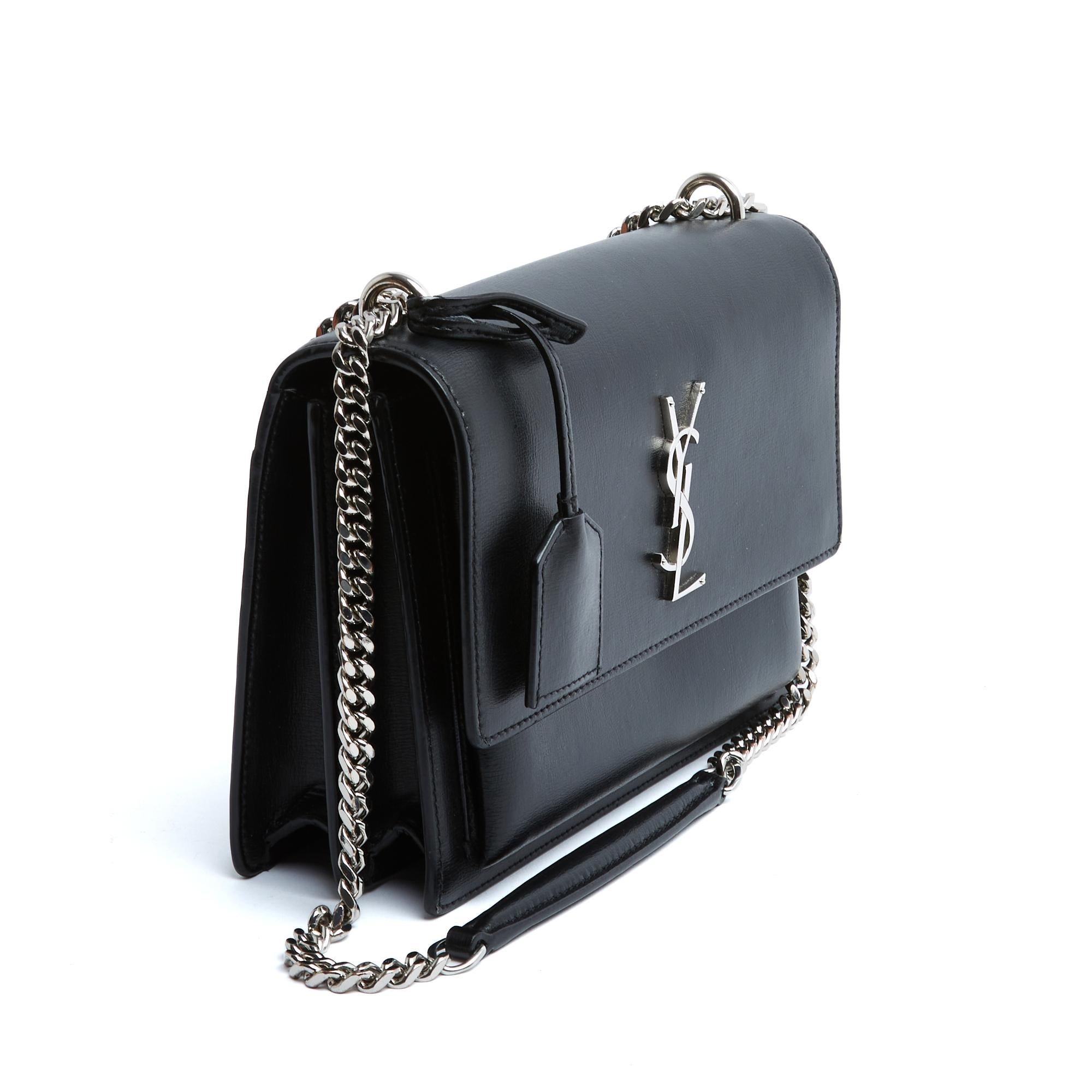 Borsa Saint Laurent modello Sunset in pelle nera, motivo Cassandre (YSL) in metallo argentato sulla patta, charm rimovibile in pelle nera (cerniera a campana), interno in pelle nera con 1 tasca applicata e un'ampia tasca a fessura sul retro,