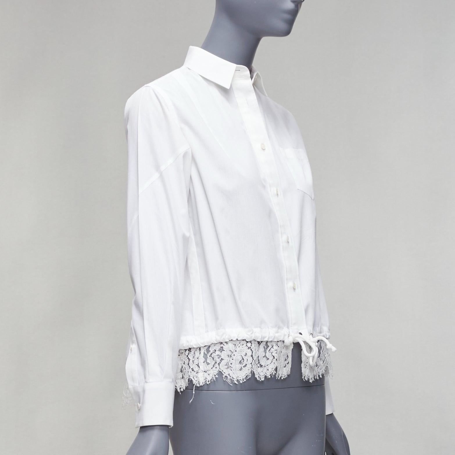 SACAI 2015 Chemise cropped JP1 S à ourlet en dentelle florale blanche et à poches en cordon Pour femmes en vente