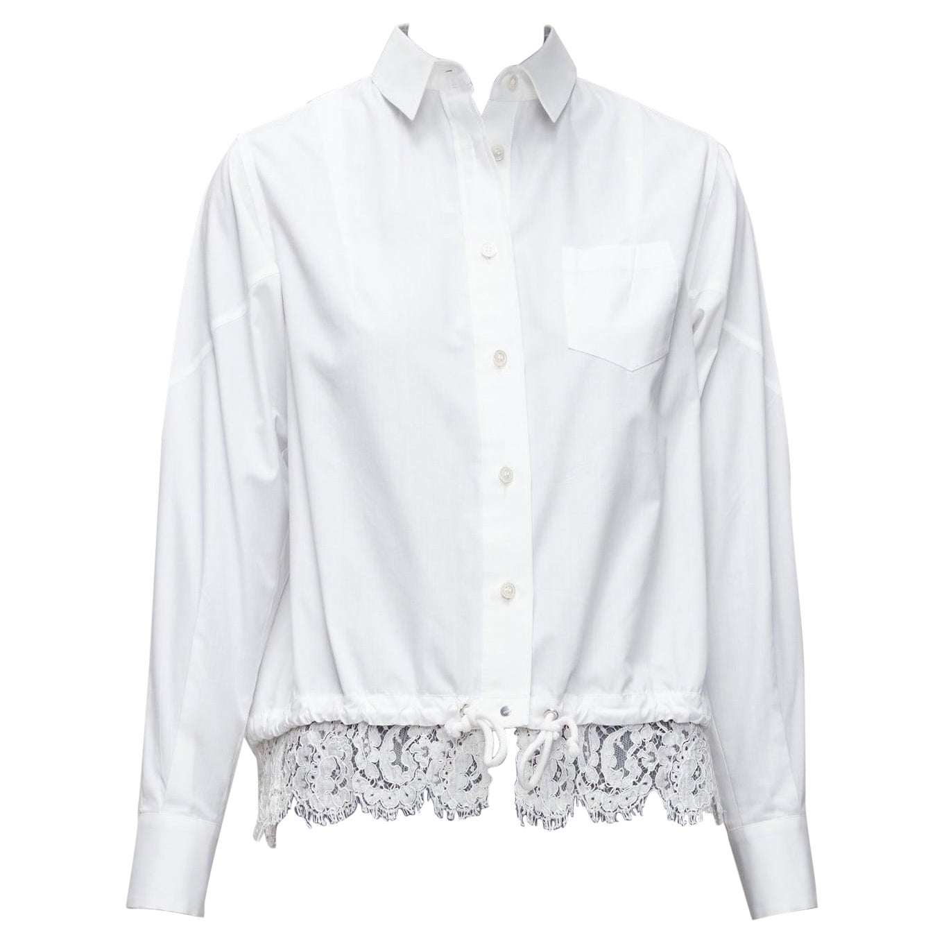 SACAI 2015 Chemise cropped JP1 S à ourlet en dentelle florale blanche et à poches en cordon en vente