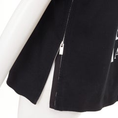 SACAI 2017 T-Shirt aus schwarzer Baumwolle mit weißem „Madness“-Aufnäher und silbernem seitlichem Reißverschluss, JP2, Größe M