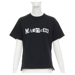 SACAI 2017 T-Shirt aus schwarzer Baumwolle mit weißem „Madness“-Aufnäher und silbernem seitlichem Reißverschluss, JP2, Größe M