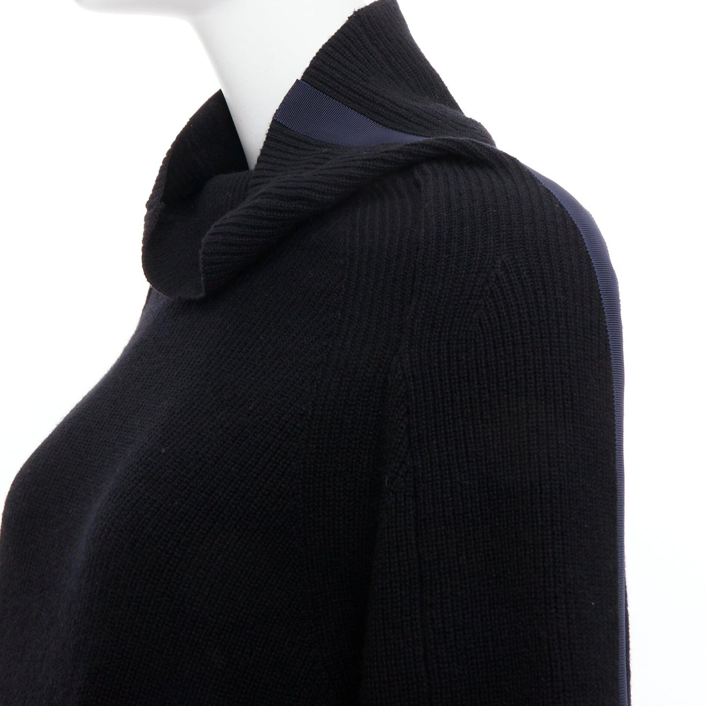 Sacai 2017 top à col roulé en laine mélangée noire et bordée de bleu marine JP1 S en vente 2