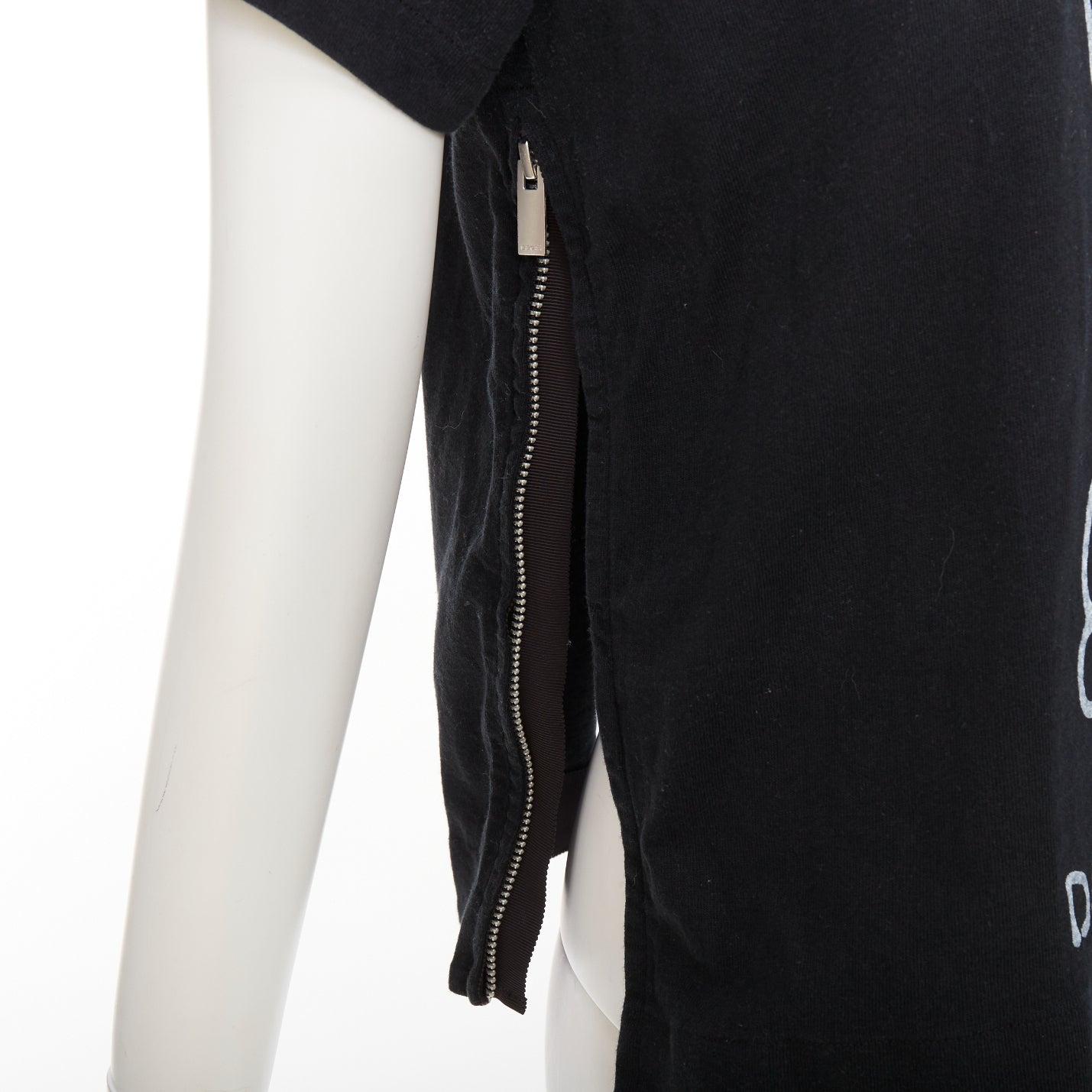 Sacai 2017 Daniel Johnston stampa rana  tshirt con zip laterale in cotone bianco e nero S.S. White
Riferimento: ECLO/A00193
Marchio: Sacai
Designer: Chitose Abe
Collection'S: 2017 Daniel Johston
Materiale: Cotone
Colore: Nero, Bianco
Modello:
