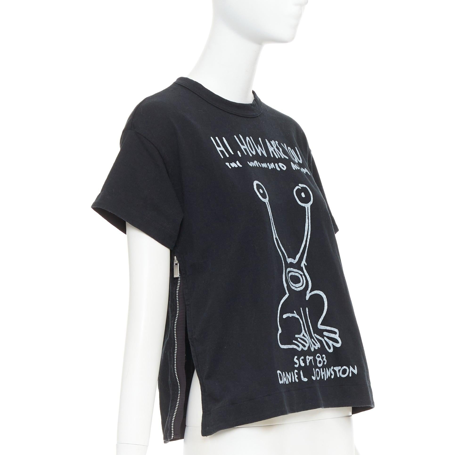 Nero Sacai 2017 Daniel Johnston stampa rana  tshirt con zip laterale in cotone bianco e nero S.S. White in vendita