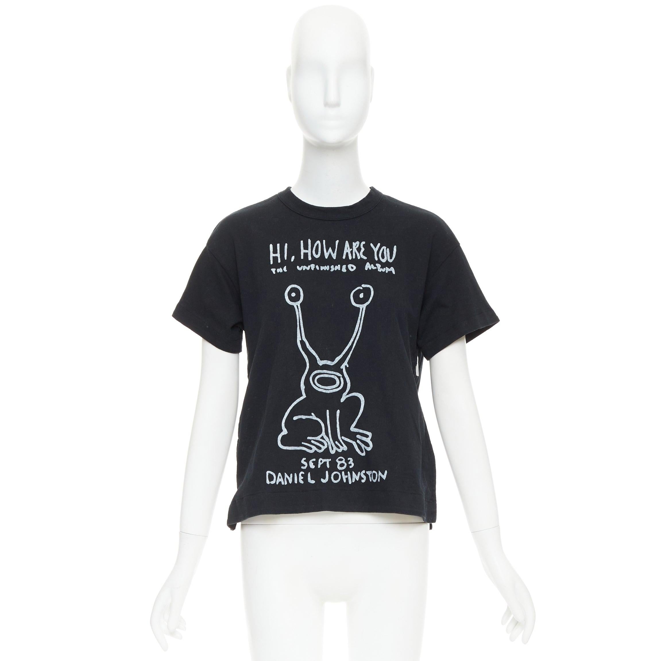 Sacai 2017 Daniel Johnston stampa rana  tshirt con zip laterale in cotone bianco e nero S.S. White in vendita 4