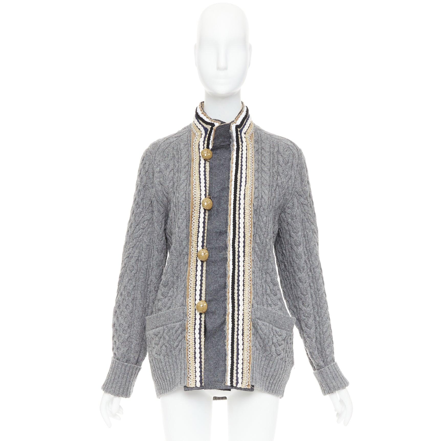 SACAI 2017 cardigan en laine grise métallisée à garniture militaire baroque en maille câblée JP1 S en vente 5