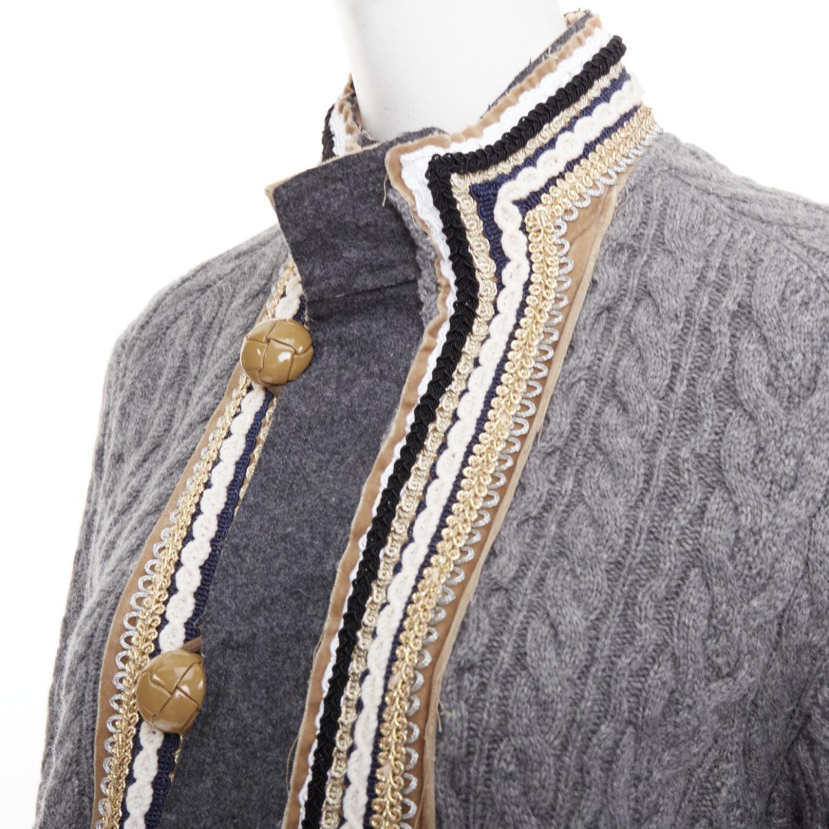 SACAI 2017 cardigan en laine grise métallisée à garniture militaire baroque en maille câblée JP1 S
Référence : LAYU/A00109
Marque : Sacai
Designer : Chitose Abe
Collection : 2017
MATERIAL : Laine
Couleur : gris, or
Motif : Solide
Fermeture :