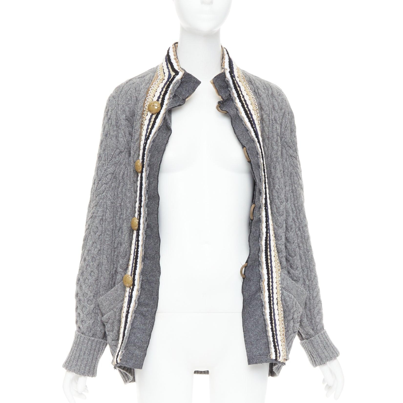 Gris SACAI 2017 cardigan en laine grise métallisée à garniture militaire baroque en maille câblée JP1 S en vente