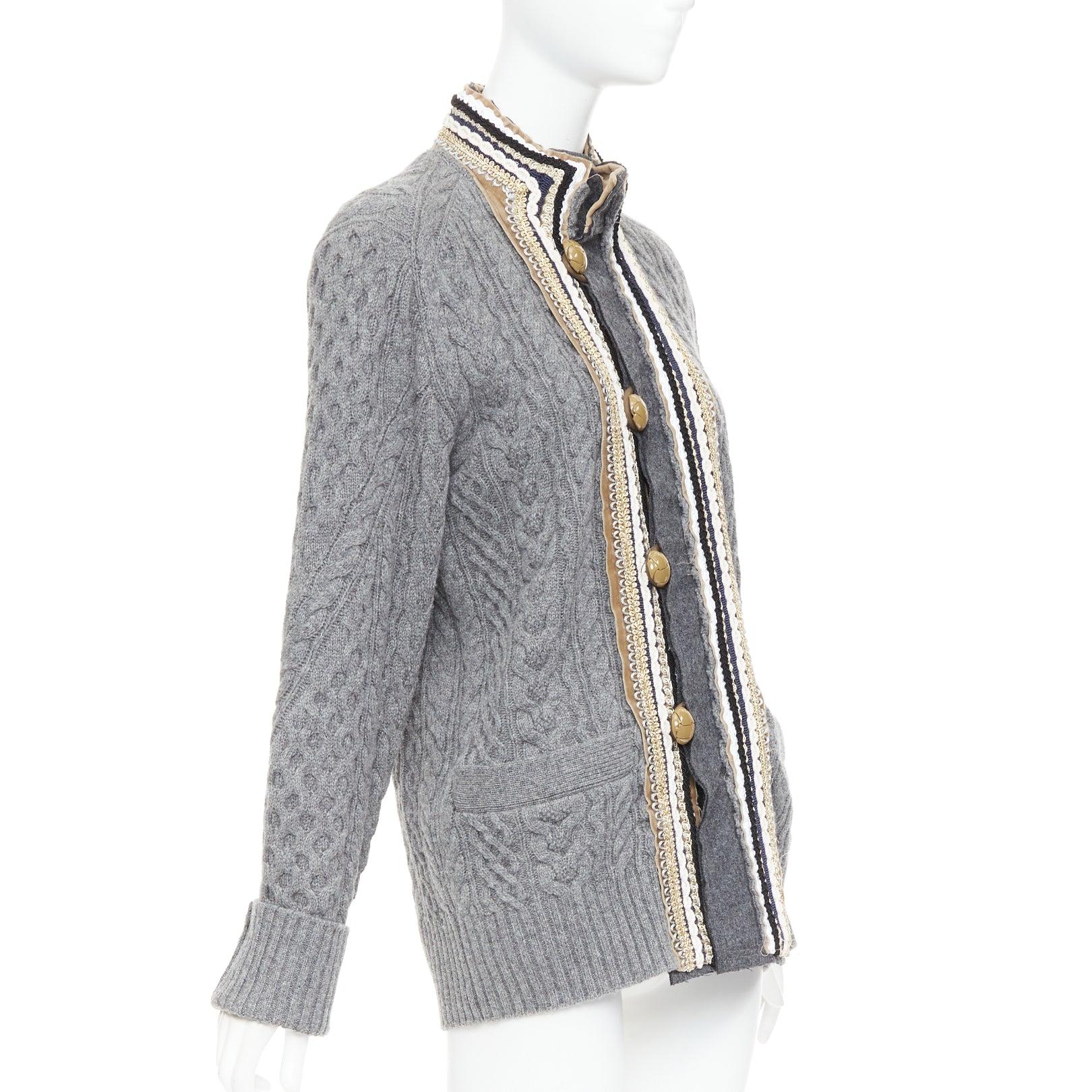 SACAI 2017 cardigan en laine grise métallisée à garniture militaire baroque en maille câblée JP1 S Excellent état - En vente à Hong Kong, NT
