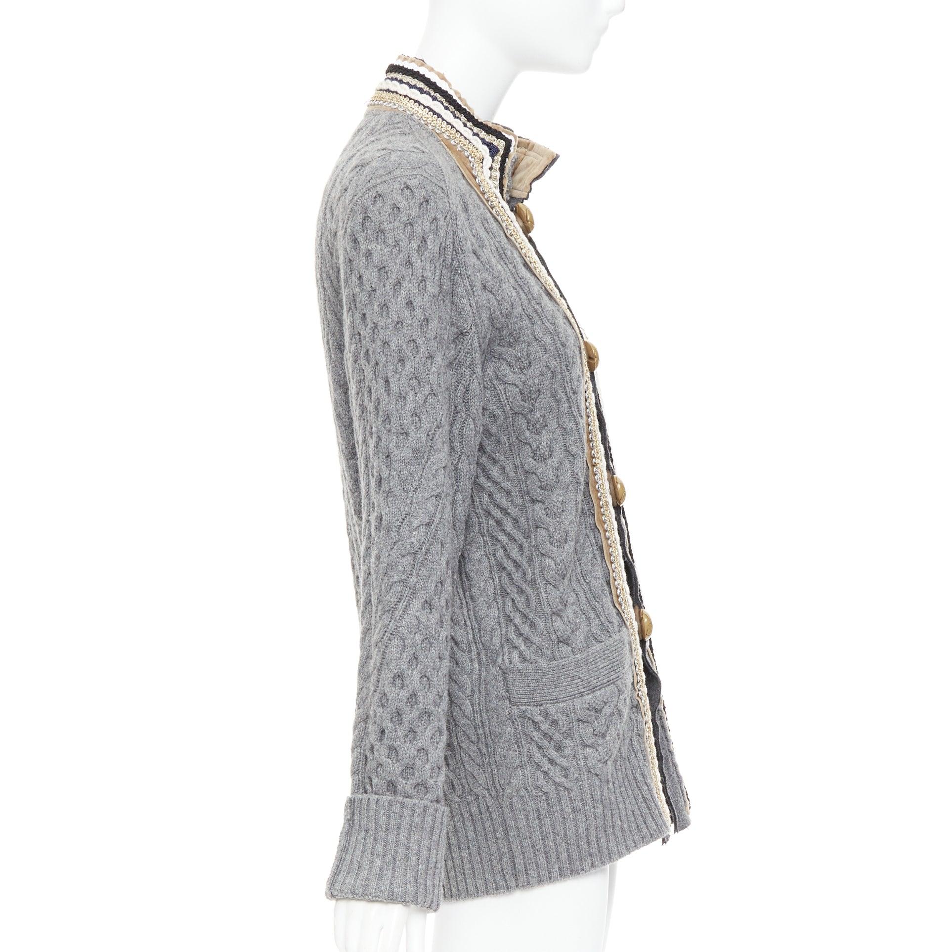SACAI 2017 cardigan en laine grise métallisée à garniture militaire baroque en maille câblée JP1 S Pour femmes en vente