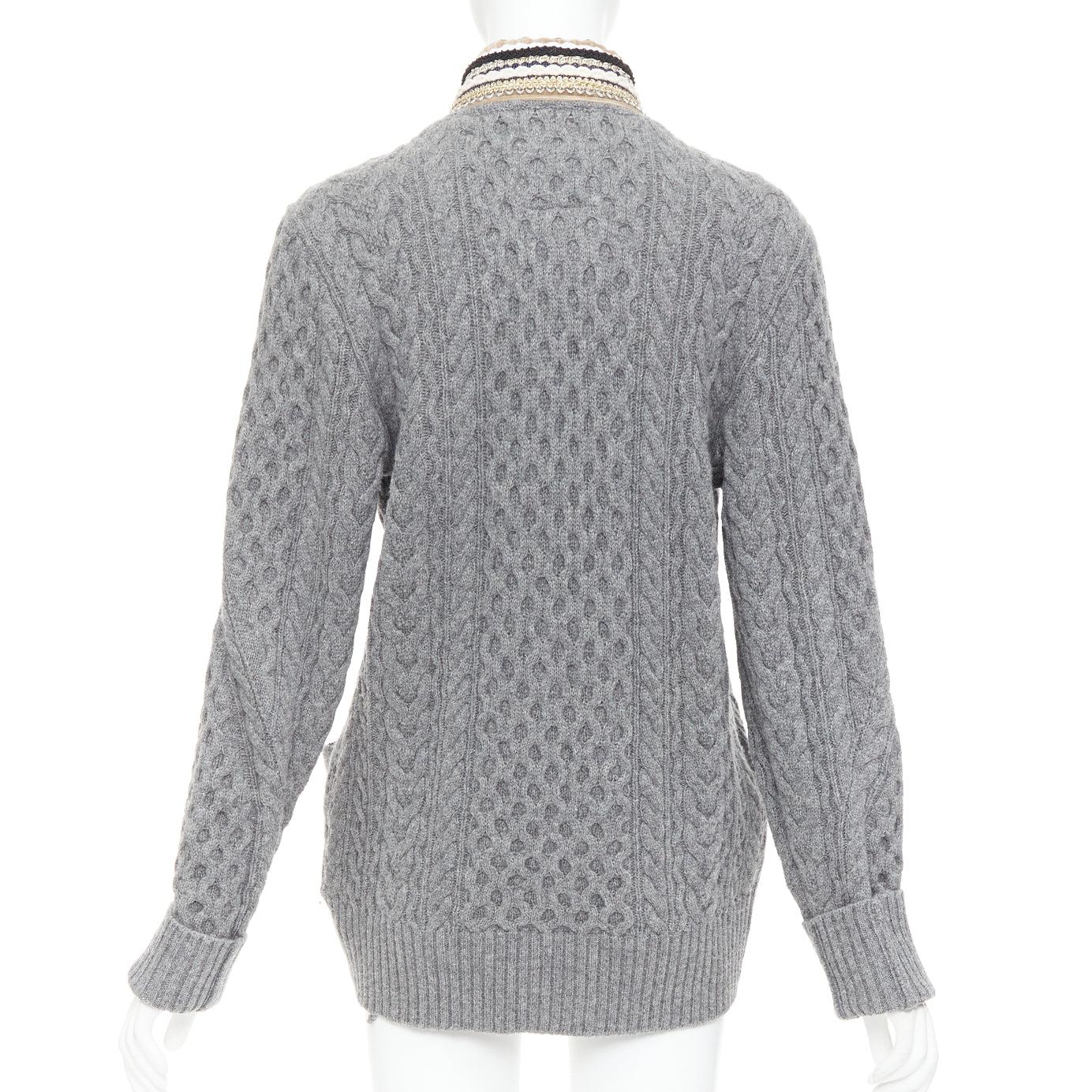 SACAI 2017 cardigan en laine grise métallisée à garniture militaire baroque en maille câblée JP1 S en vente 1