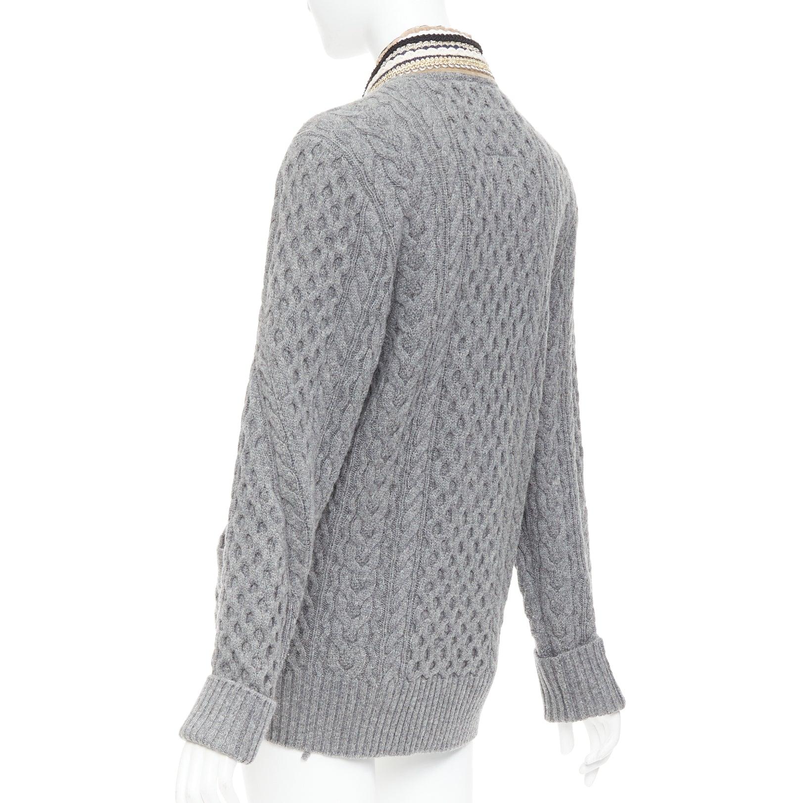 SACAI 2017 cardigan en laine grise métallisée à garniture militaire baroque en maille câblée JP1 S en vente 2