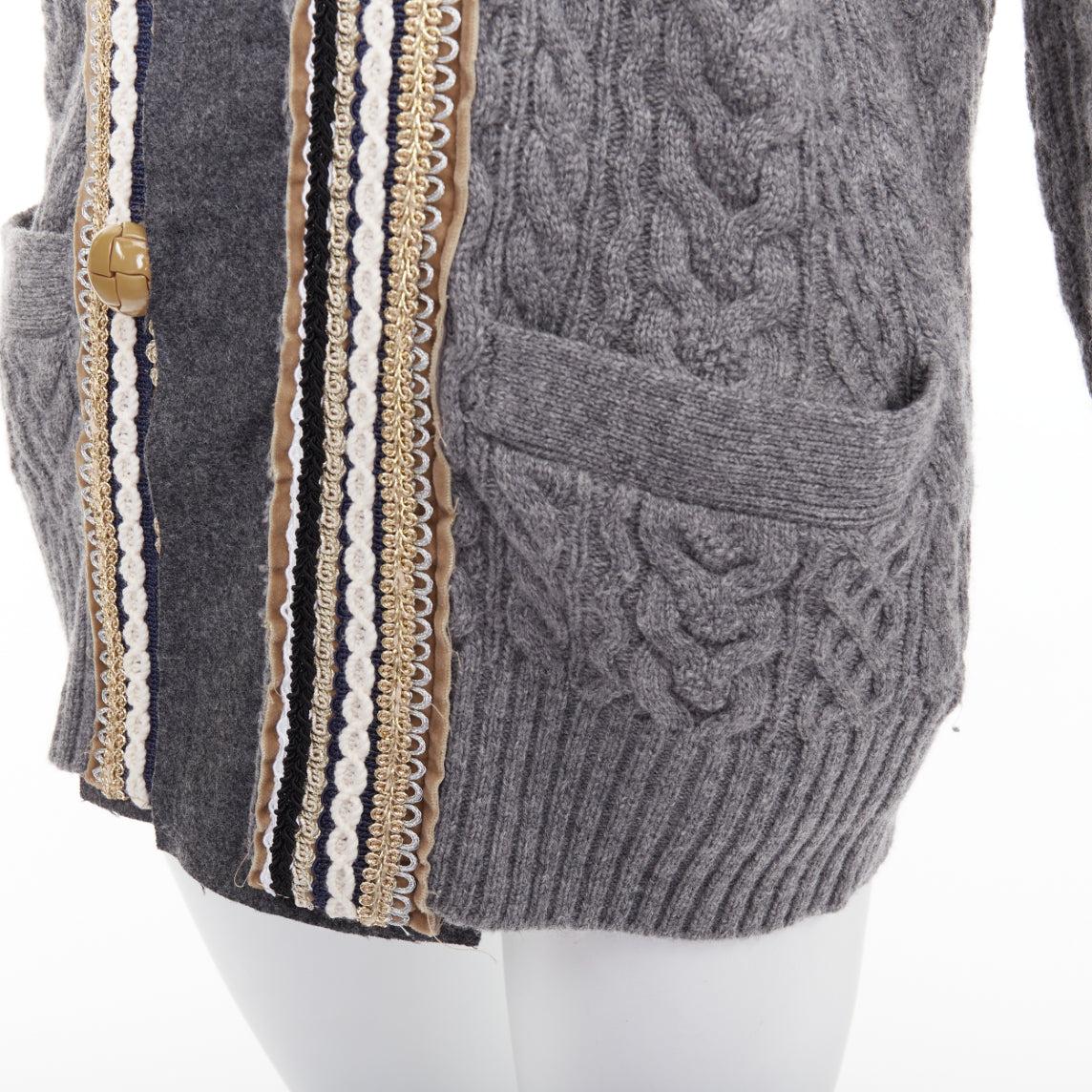 SACAI 2017 cardigan en laine grise métallisée à garniture militaire baroque en maille câblée JP1 S en vente 3