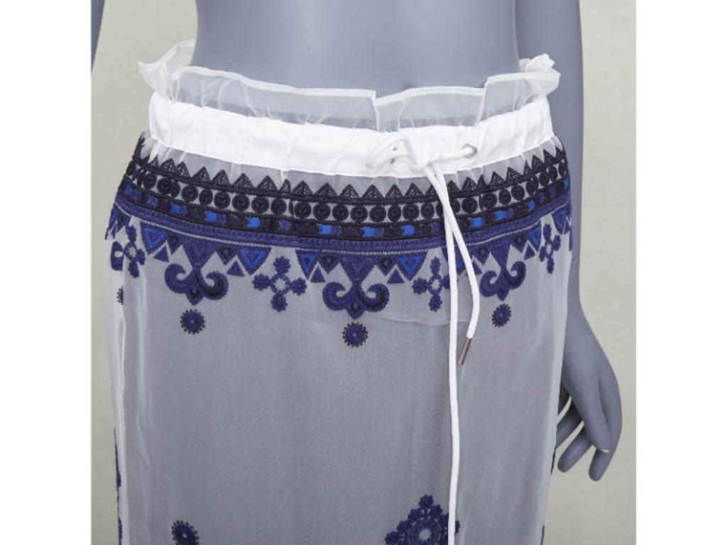 SACAI 2017 white navy blue sheer ethnic embroidery paperbag midi skirt JP1 S
Référence : MECG/A00146
Marque : Sacai
Designer : Chitose Abe
Collection : 2017
Matière : Polyester, coton
Couleur : Whiting, Navy
Motif : Ethnique
Fermeture : Cordon de