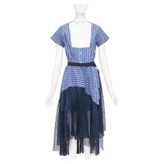 Vestido híbrido de SACAI 2018 con peto, rayas azules, blancas y azul marino, pliegues en la parte delantera y bajo de malla, JP1 S