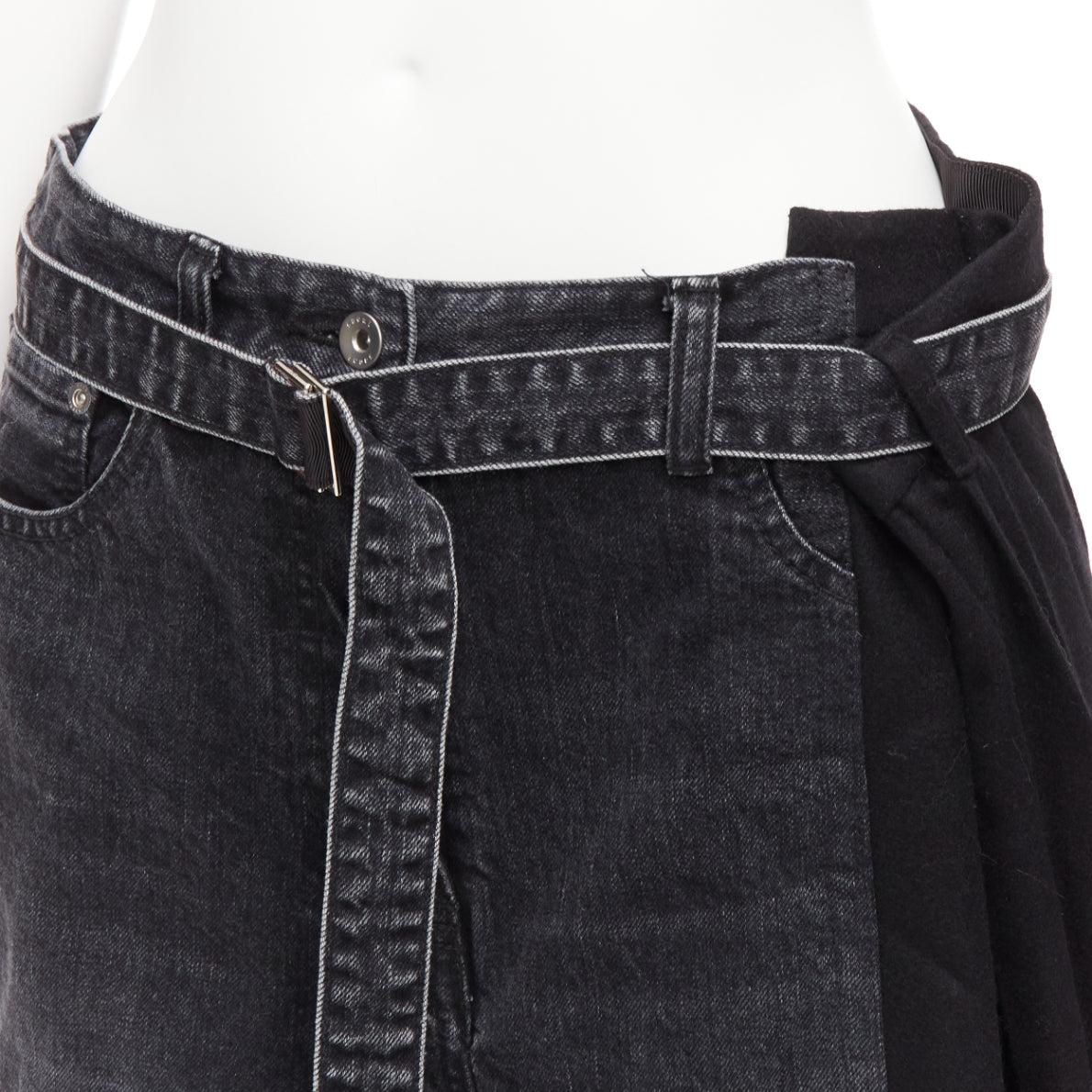 SACAI 2020 short de déconstruction à plis en denim noir en coton, laine et nylon JP3 L en vente 1