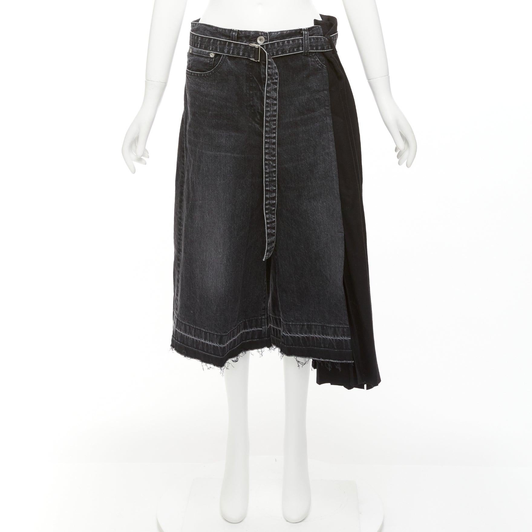 SACAI 2020 short de déconstruction à plis en denim noir en coton, laine et nylon JP3 L en vente 4
