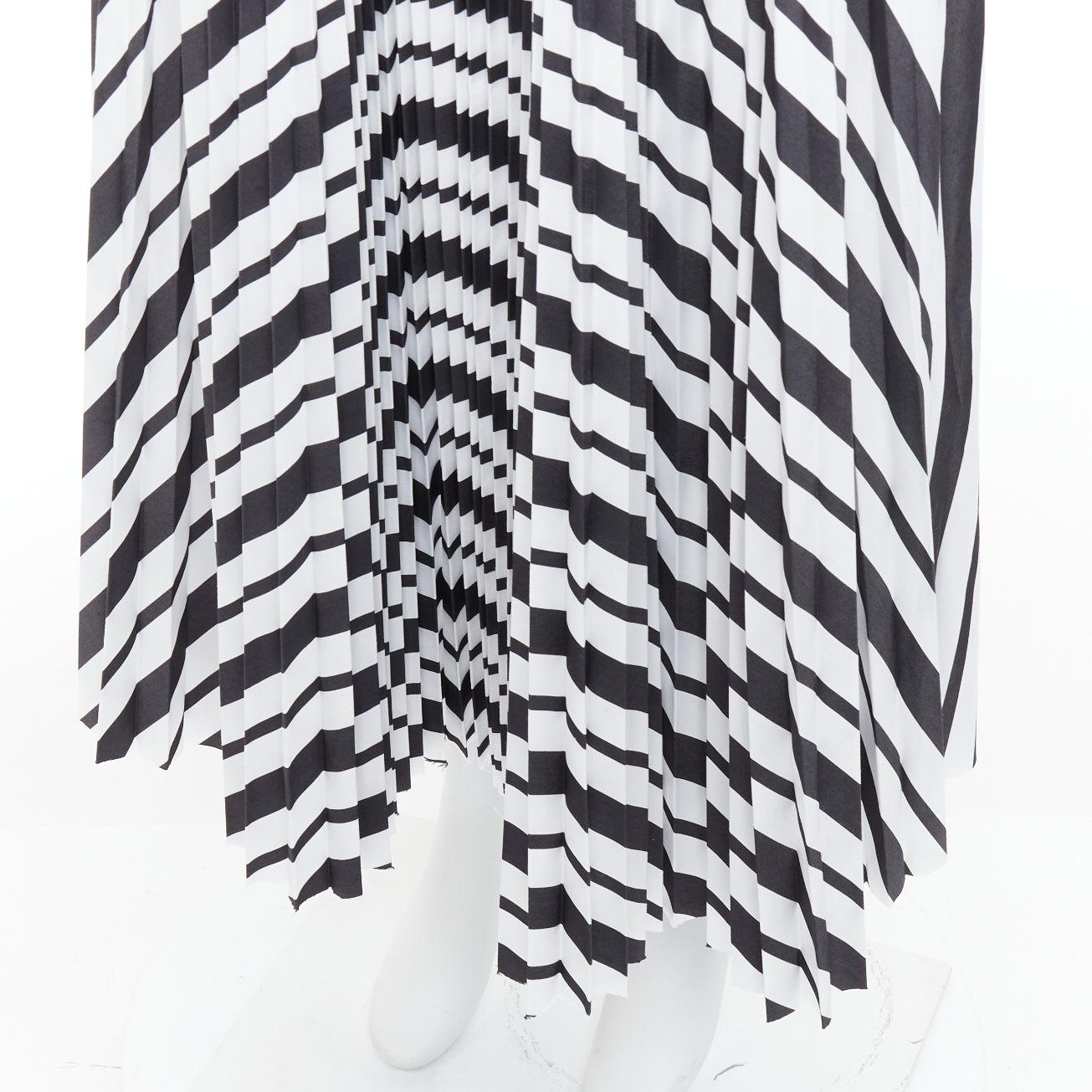 SACAI 2020 black white striped ribbon waistband pleated midi skirt JP4 XL
Reference: KNLM/A00323
Brand: Sacai
Designer: Chitose Abe
Collection: 2020
Material: Polyester, Blend
Color: Black, White
Pattern: Striped
Closure: Zip
Extra Details: Slit at