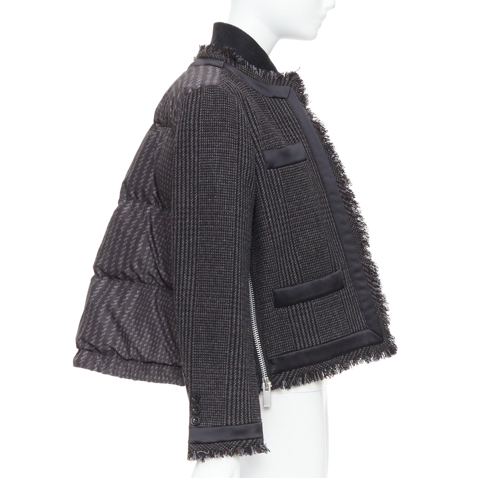 SACAI 2020 Giacca in tweed imbottita in pied-de-poule grigio Glencheck con bordi sfrangiati JP2 I.
Riferimento: KNLM/A00377
Marchio: Sacai
Designer: Chitose Abe
Collezione: 2020
Materiale: Lana, Nylon
Colore: Nero, Grigio
Modello: Pied de