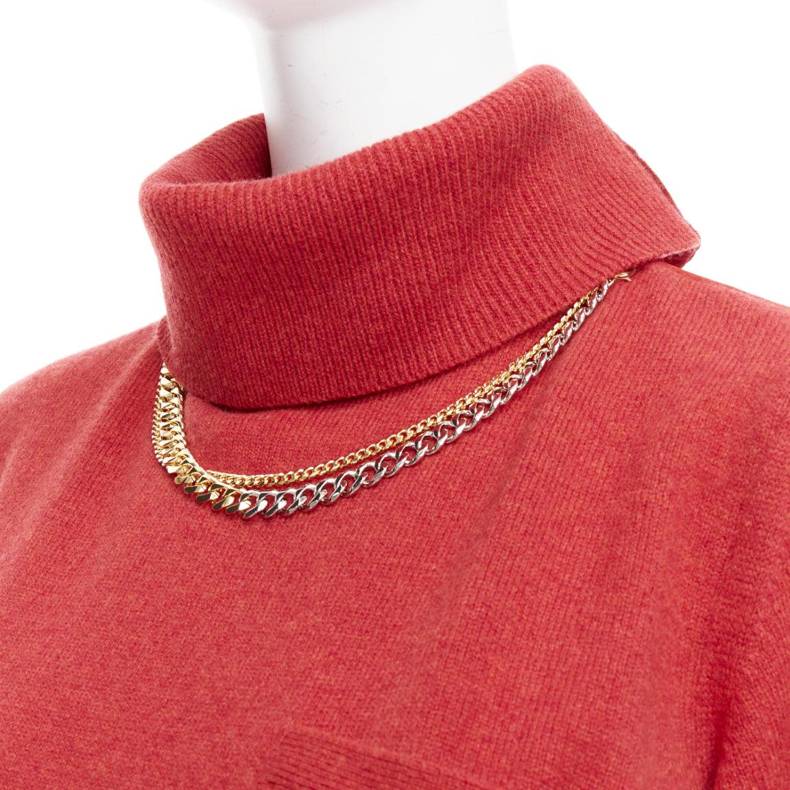 Pull à col roulé SACAI 2020 rouge 100 % laine et chaîne dorée JP3 L en vente 2