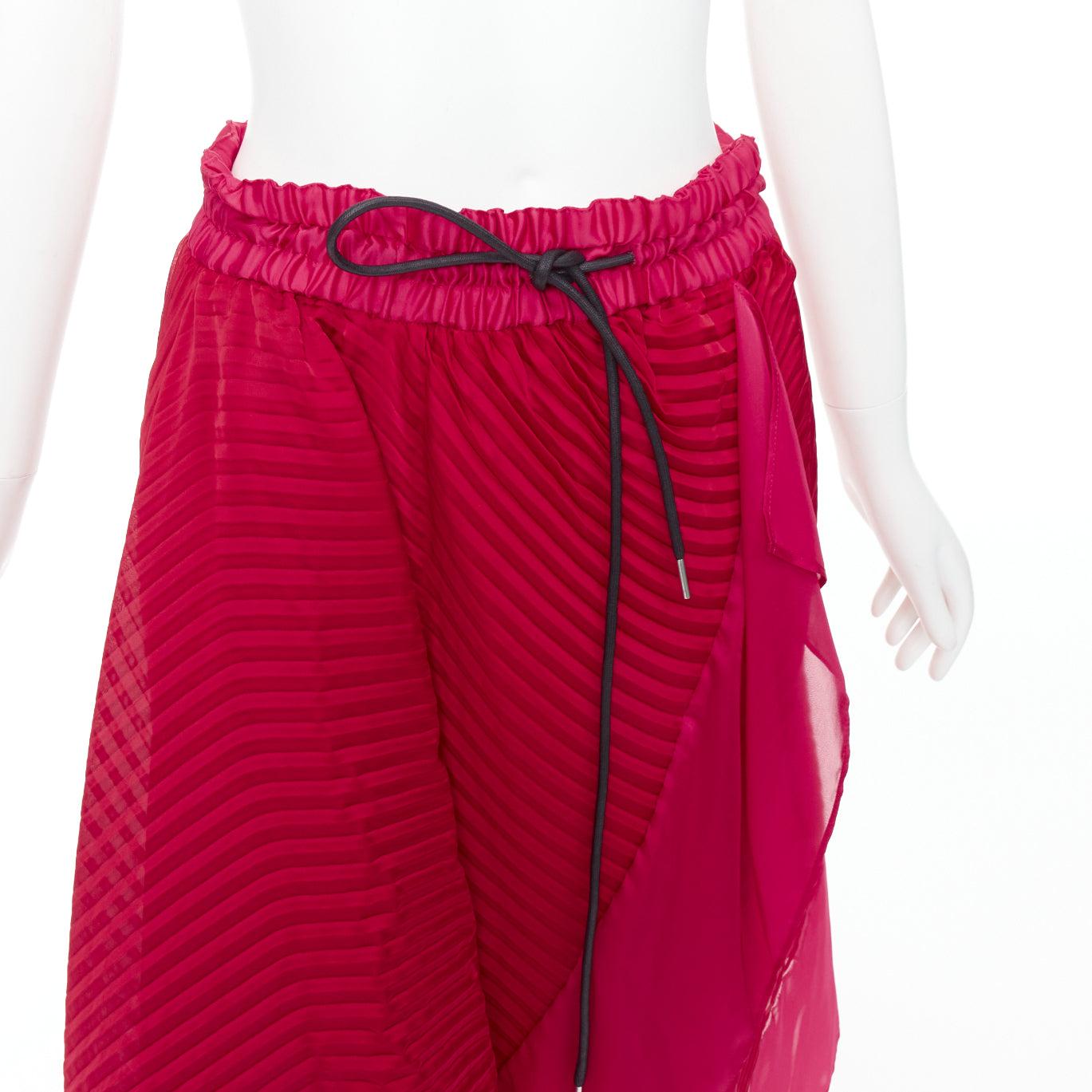 Sacai 2021 gonna a pieghe in raso rosa rosso con coulisse nera JP3 L. in vendita 2