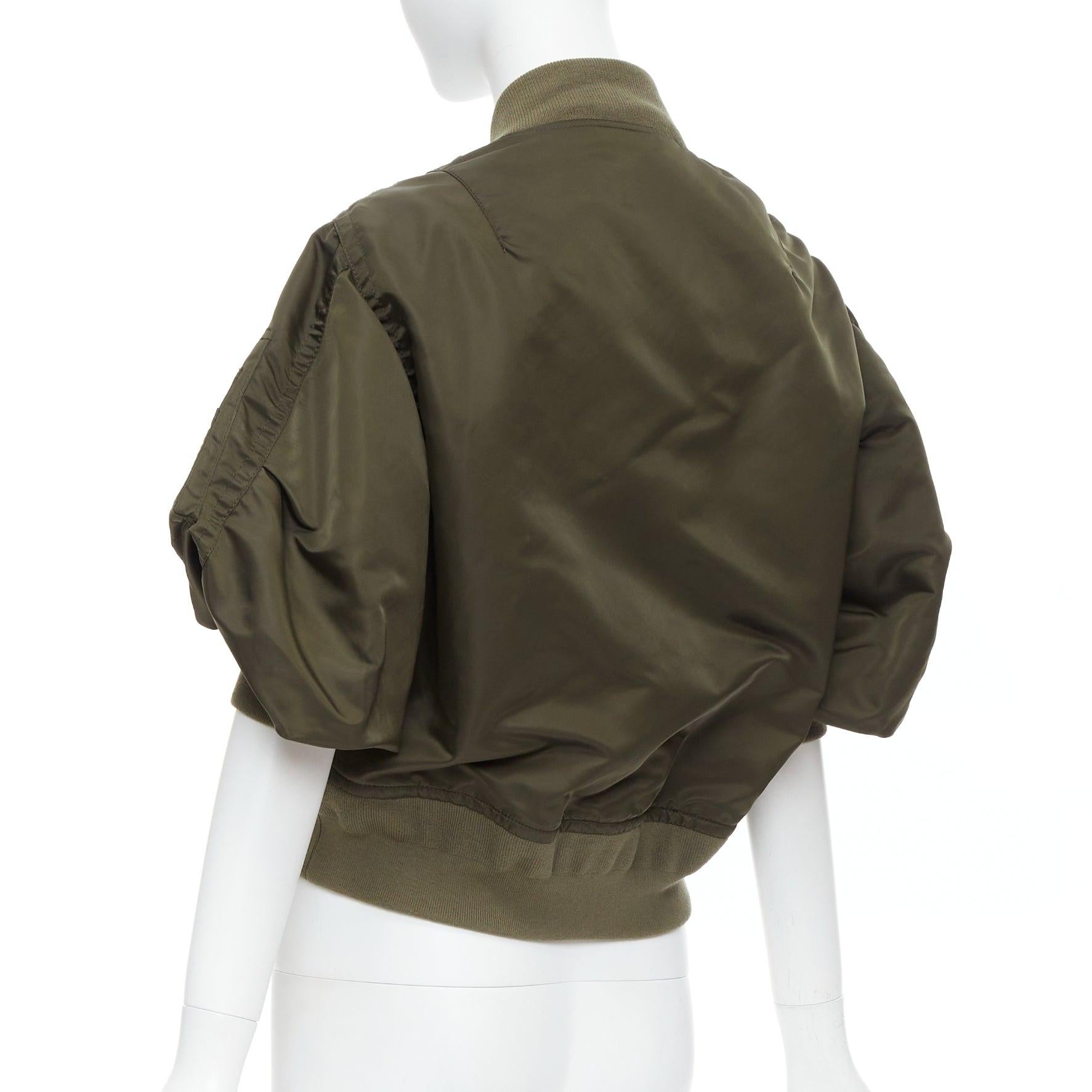 SACAI 2022 green gathered sleeves cropped MA1 bomber jacket JP1 S
Reference: LAYU/A00005
Brand: Sacai
Designer: Chitose Abe
Collection: 2022
Material: Nylon
Color: Green
Pattern: Solid
Closure: Zip
Lining: Orange Fabric
Extra Details: Pockets: side