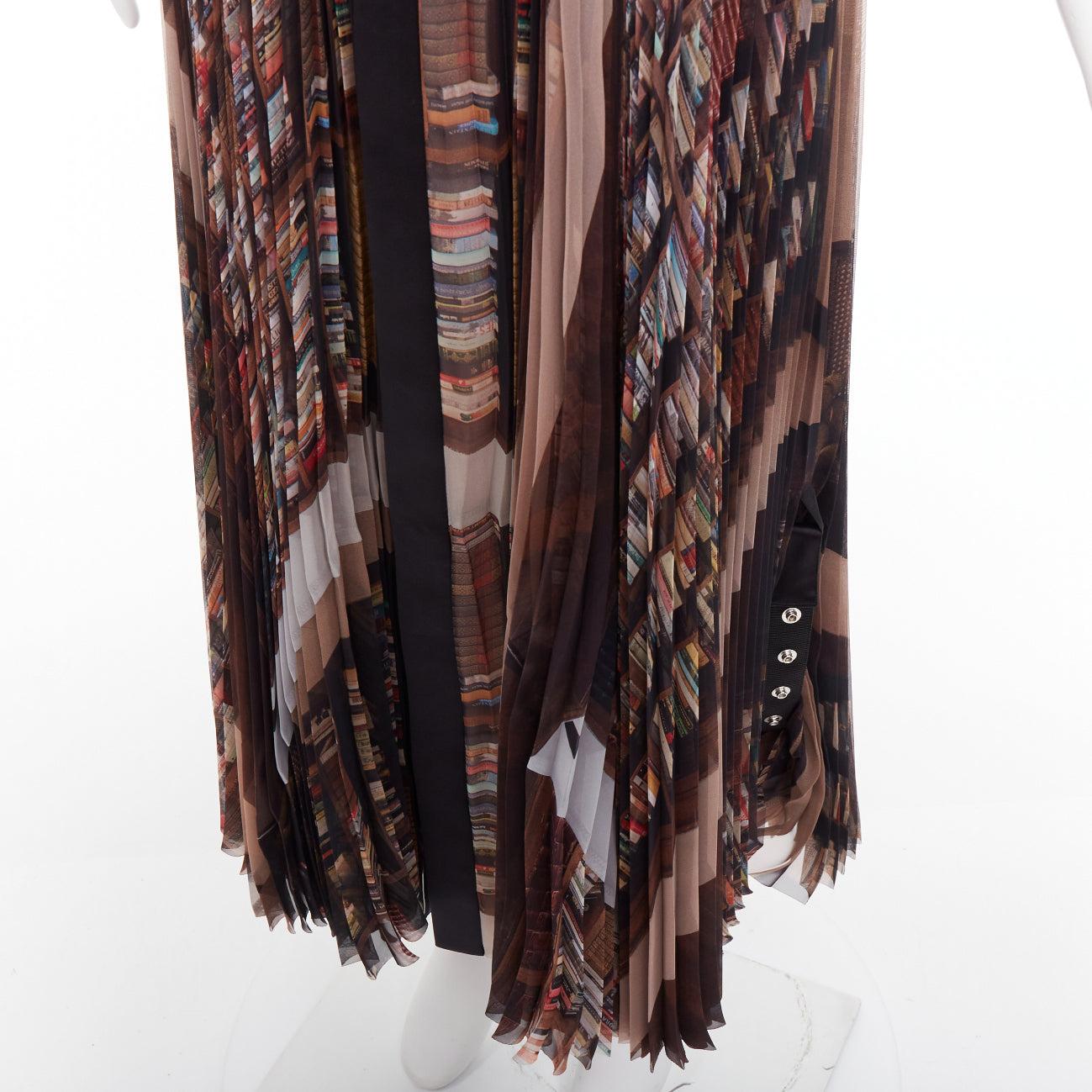 Sacai 2023 Interstellar nero multicolore stampa scaffale libro abito plissettato JP1 S in vendita 2