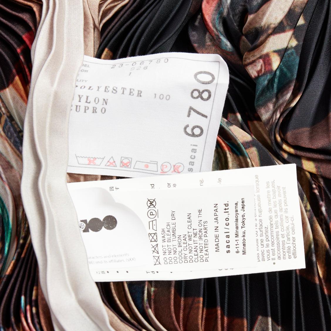 Sacai 2023 Interstellar nero multicolore stampa scaffale libro abito plissettato JP1 S in vendita 3