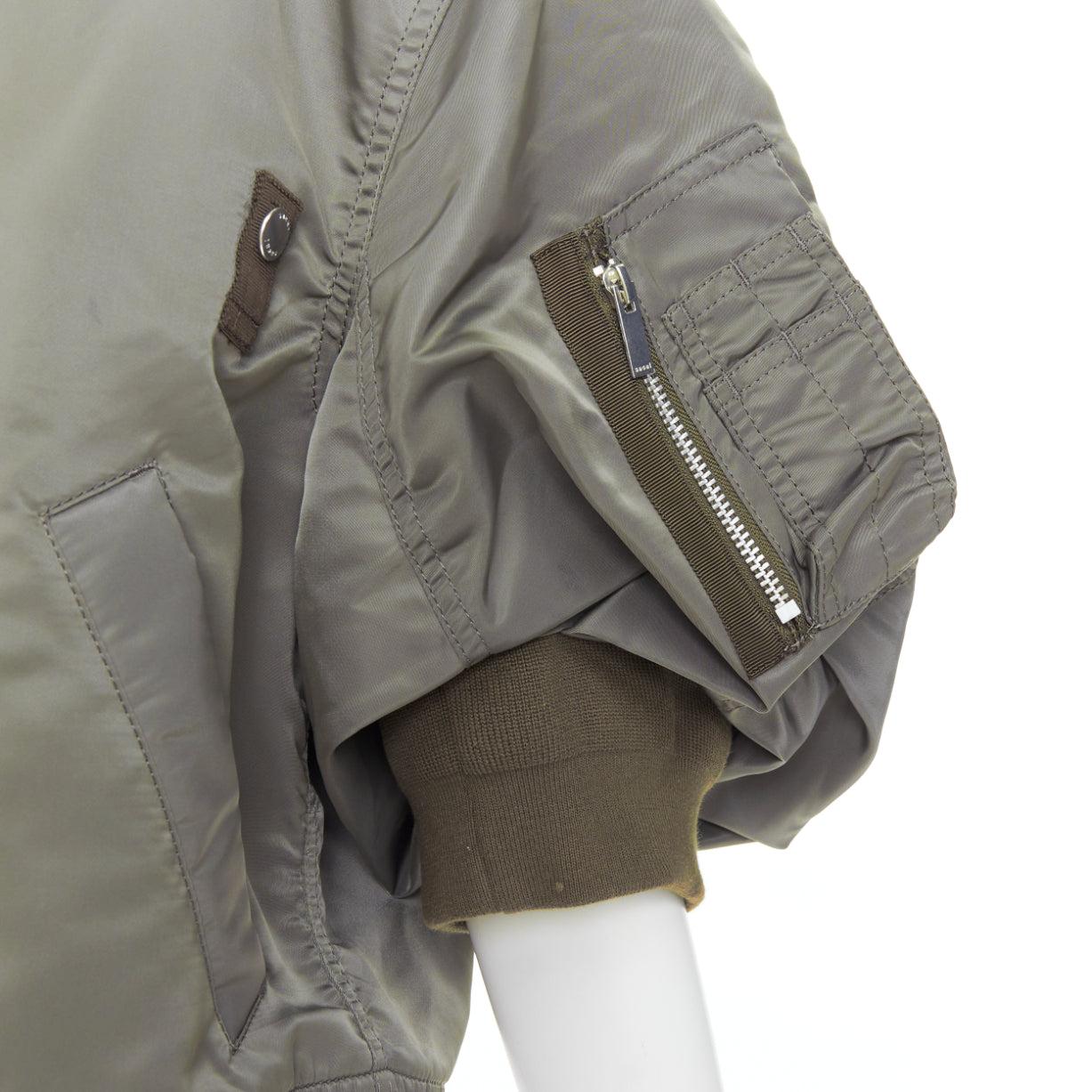 SACAI 2024 khaki nylon twill cocoon half sleeve cropped MA1 bomber JP3 L
Reference: TGAS/E00803
Brand: Sacai
Designer: Chitose Abe
Collection: 2024
Material: Nylon
Color: Green, Khaki
Pattern: Solid
Closure: Zip
Lining: Green Fabric
Made in: