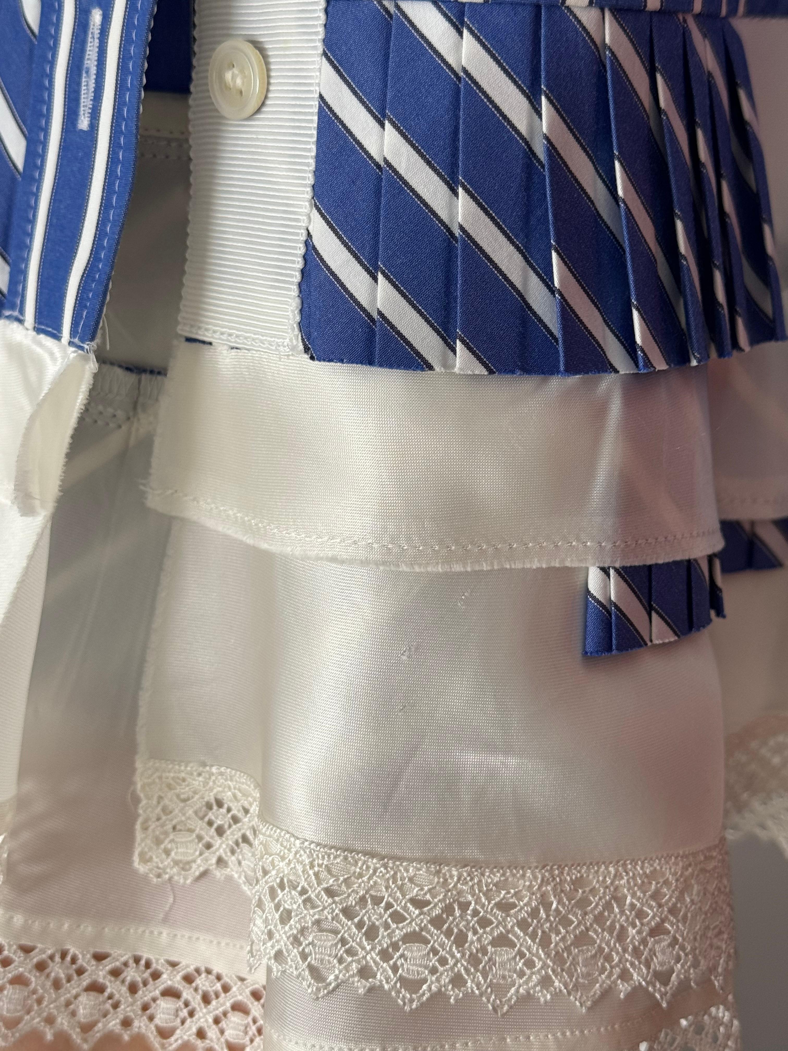 Top con bottoni a righe bianche e blu di Sacai in vendita 7